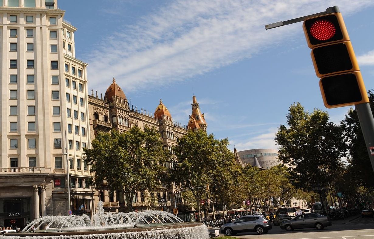 Un semàfor al passeig de Gràcia / Ajuntament de Barcelona