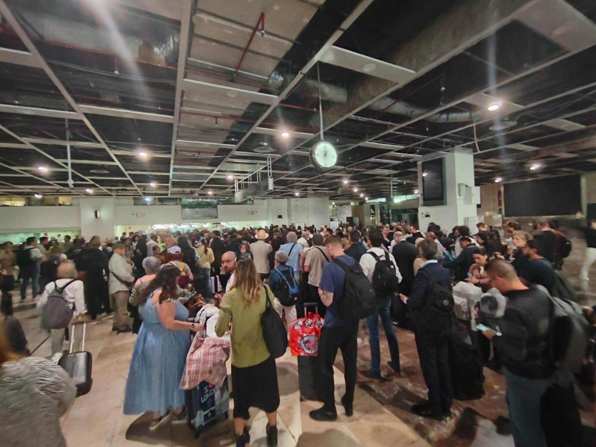 Viatgers atrapats a l'estació de Sants per l'apagada de llum / Gabriel González