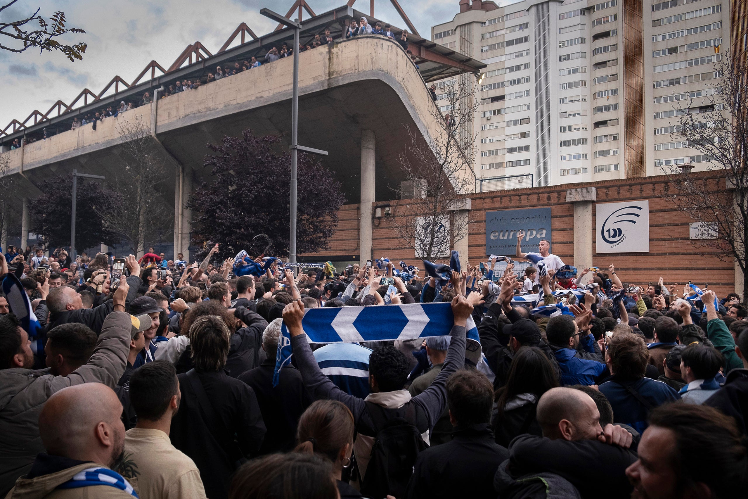 Els jugadors de l'Europa van celebrar el títol en una primera festa improvisada als afores del Nou Sardenya | Jordi Play
