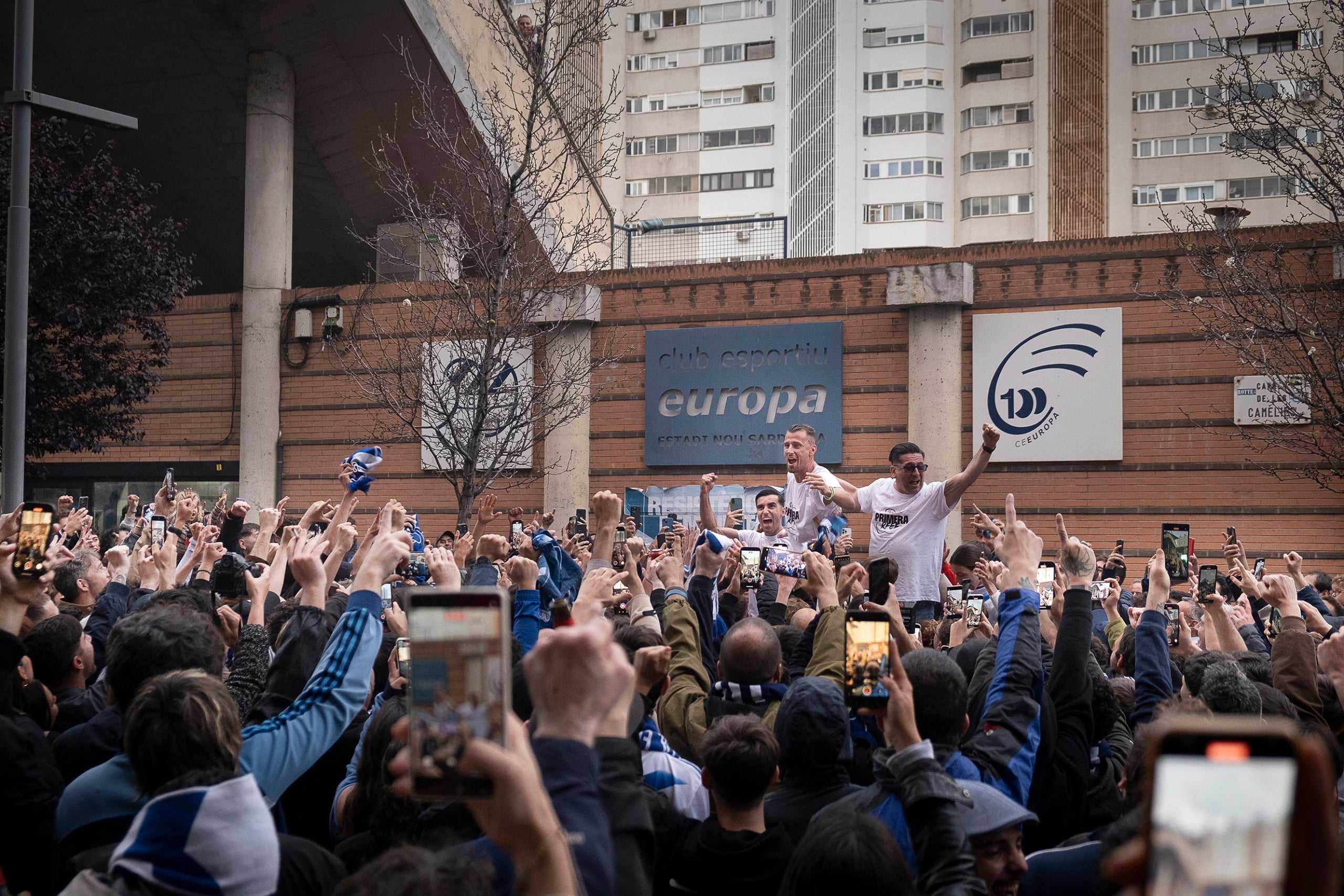 Els jugadors celebrant l'ascens amb l'afició davant del Nou Sardenya | Jordi Play