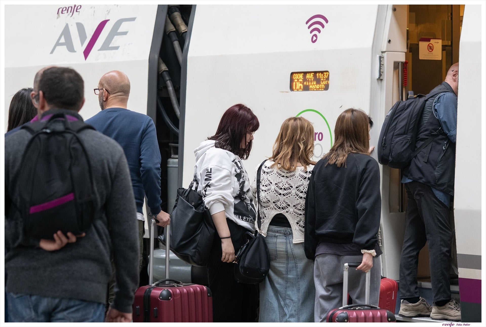 Passatgers a punt d'agafar un tren AVE / RENFE