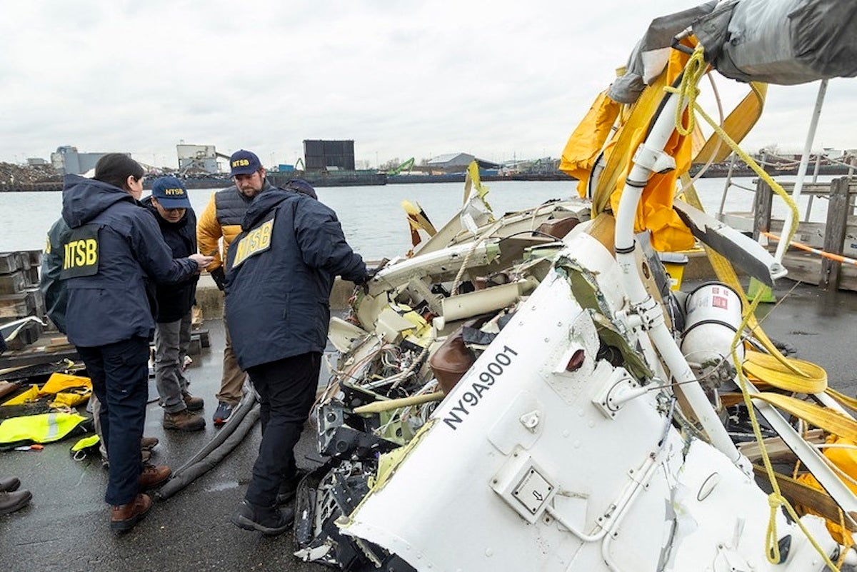 Restos recuperados del helicóptero accidentado en Nueva York / NTSB / FLICKER