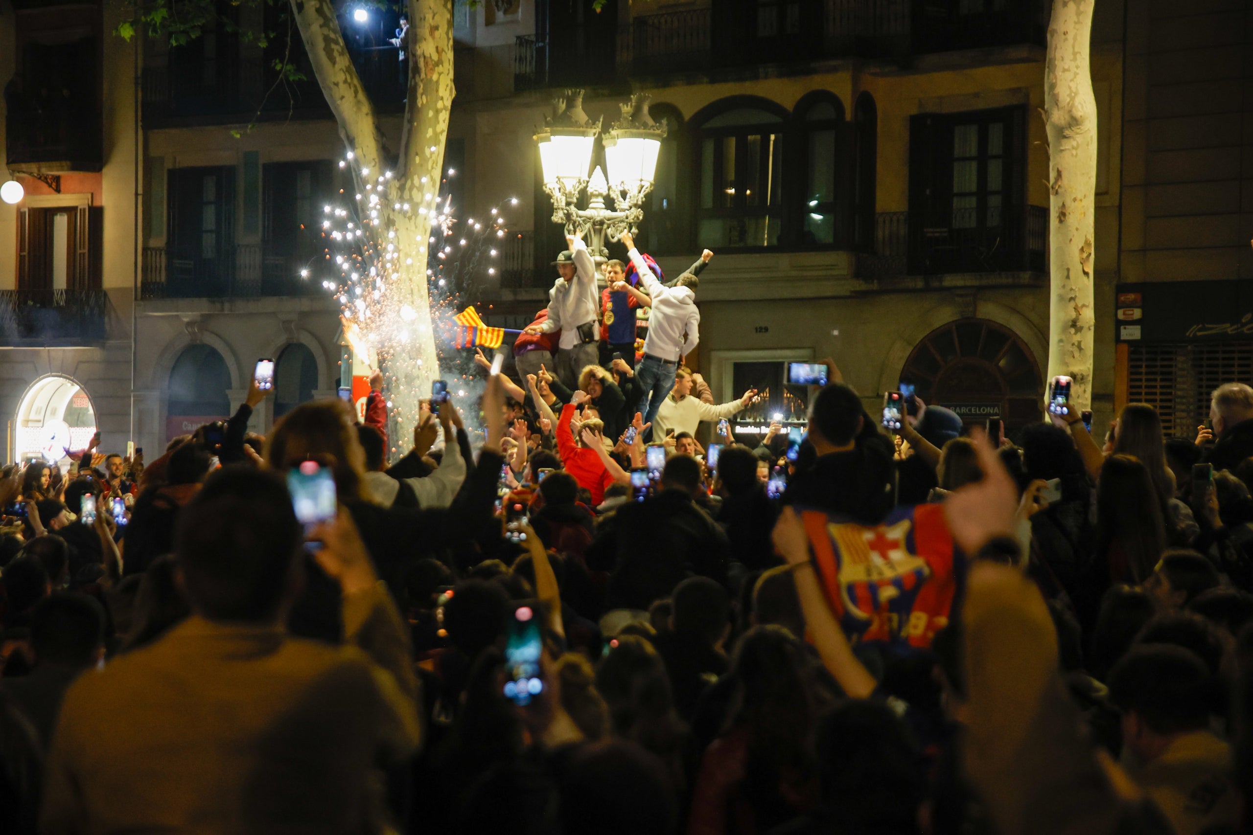 Seguidores del F.C.Barcelona celebran la consecución del título de Copa del Rey en la fuente de Canaletas / Kike Rincón / Europa Press