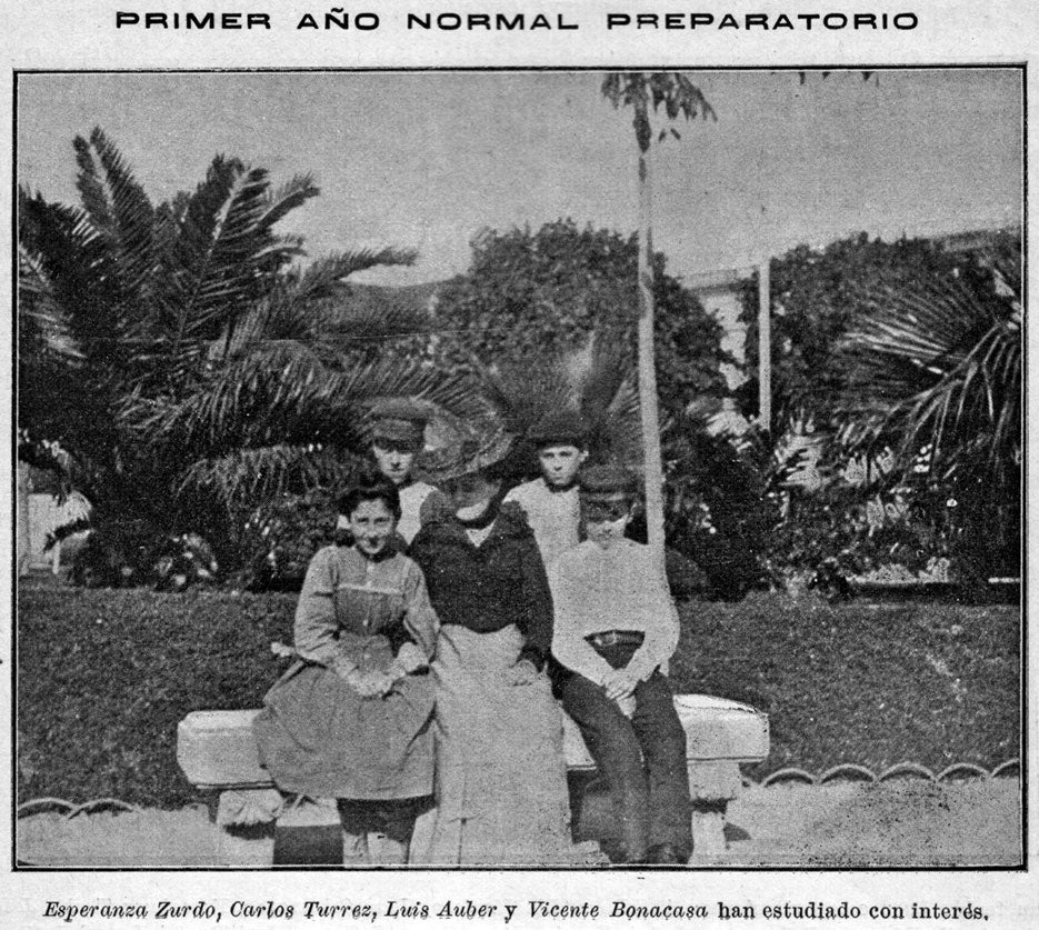 Recorte del 'Boletín de la Escuela Moderna' donde se puede ver a un joven Carlos Túrrez, el segundo empezando por la izquierda / Biblioteca Ferrer i Guàrdia