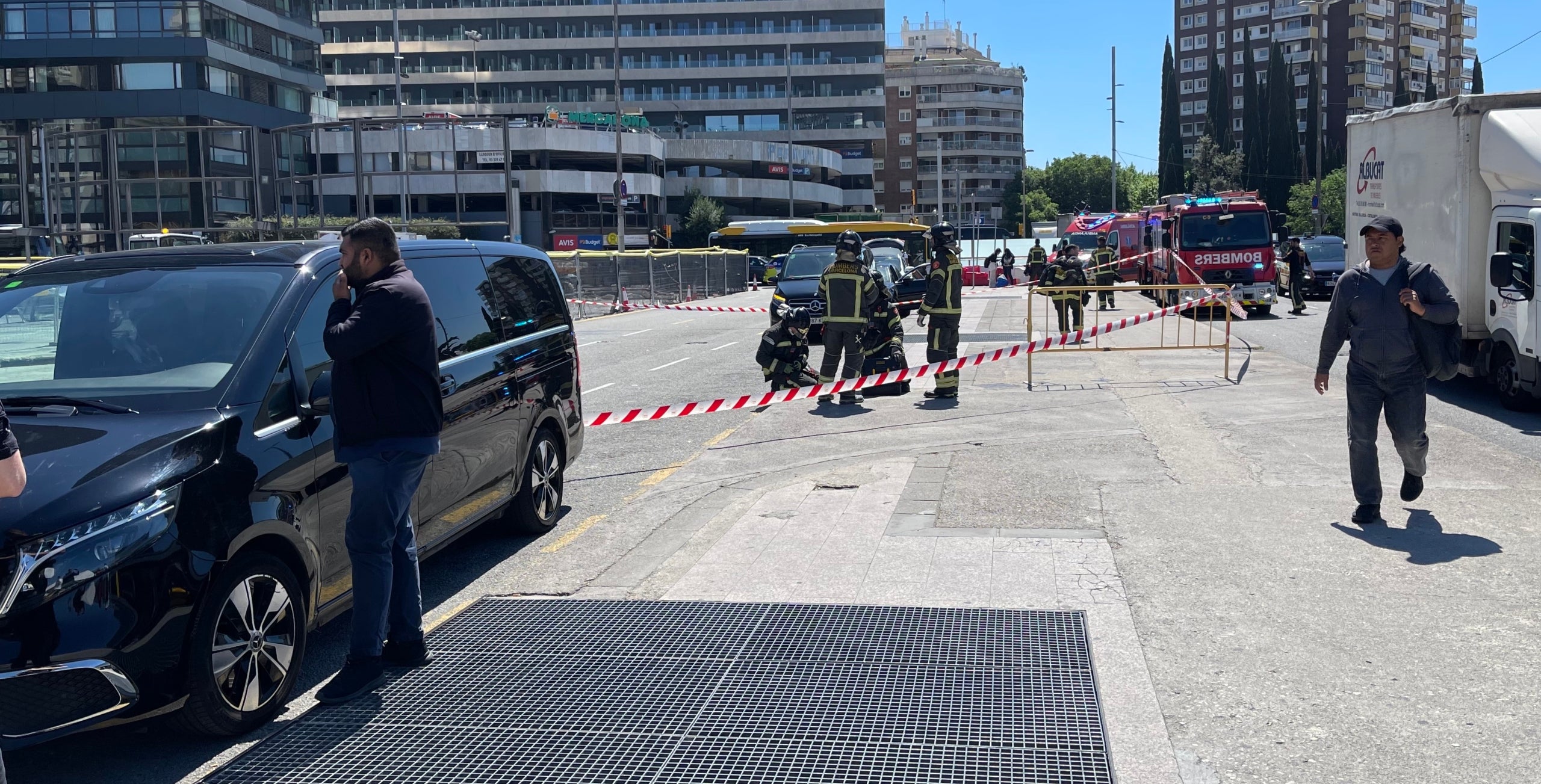 Els Bombers de Barcelona actuant per la caiguda del fanal a l'estació de Sants/Quico Sallés