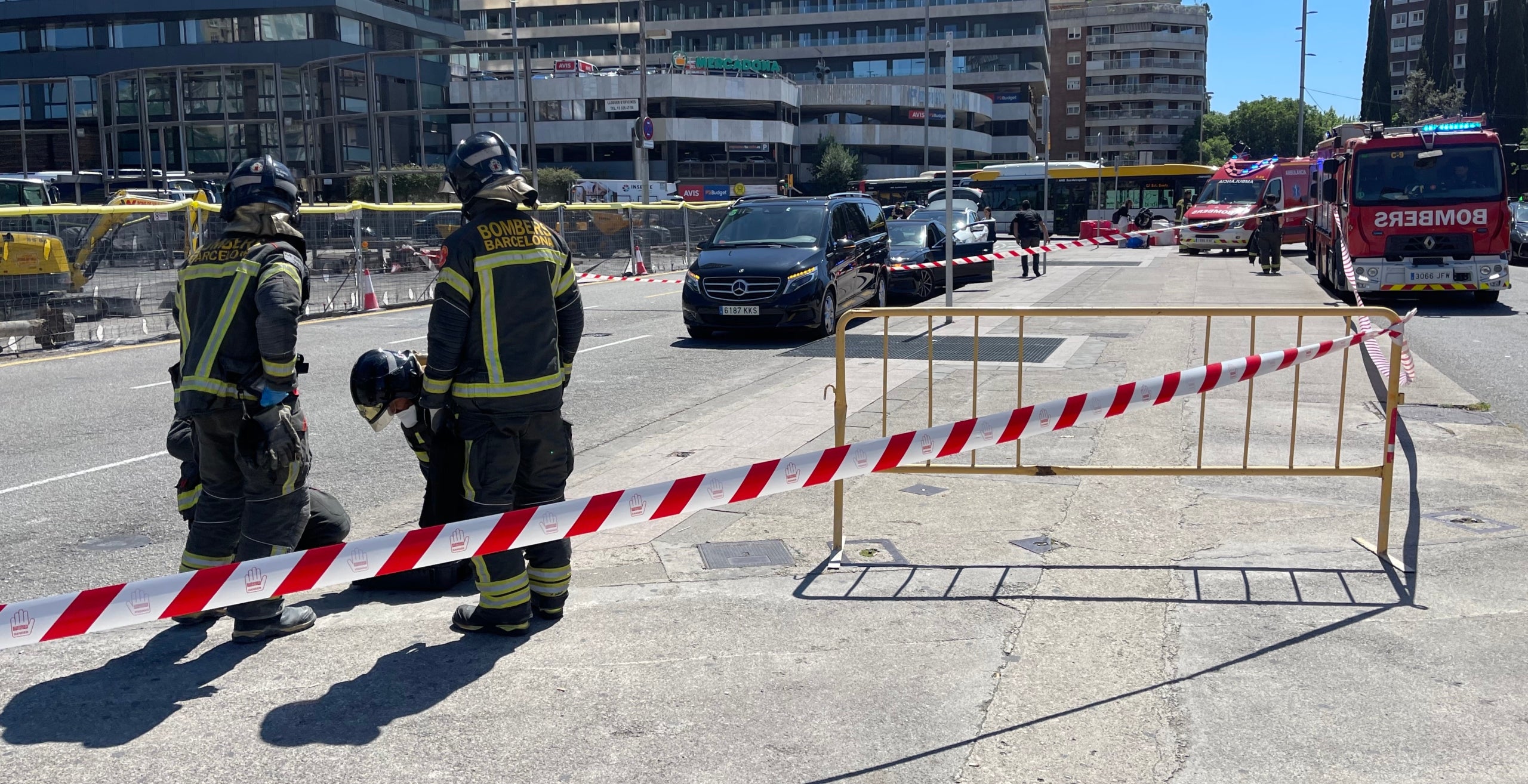 Els Bombers de Barcelona actuant per la caiguda del fanal a l'estació de Sants/Quico Sallés