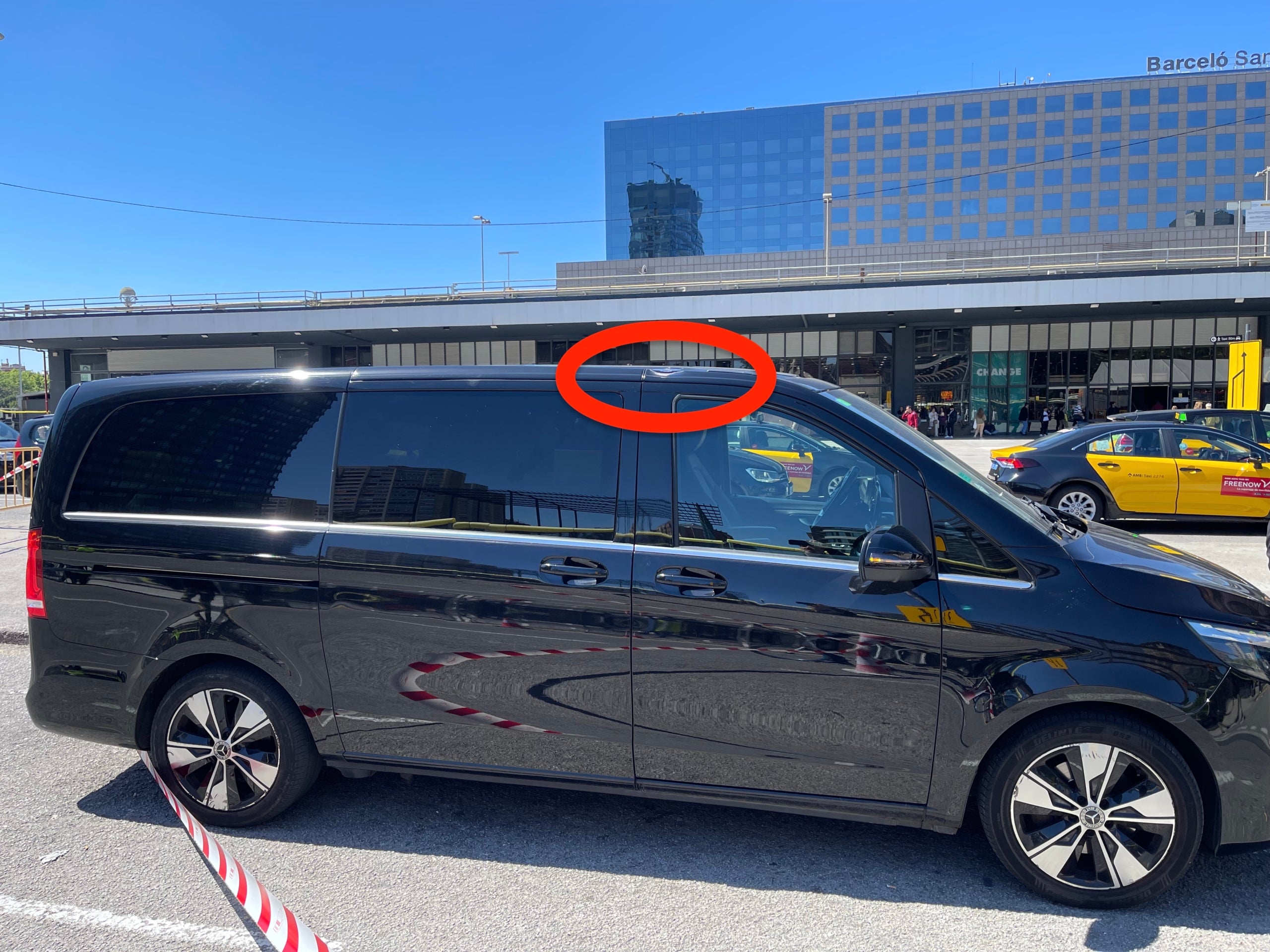 El vehicle afectat per la caiguda del fanal/Quico Sallés