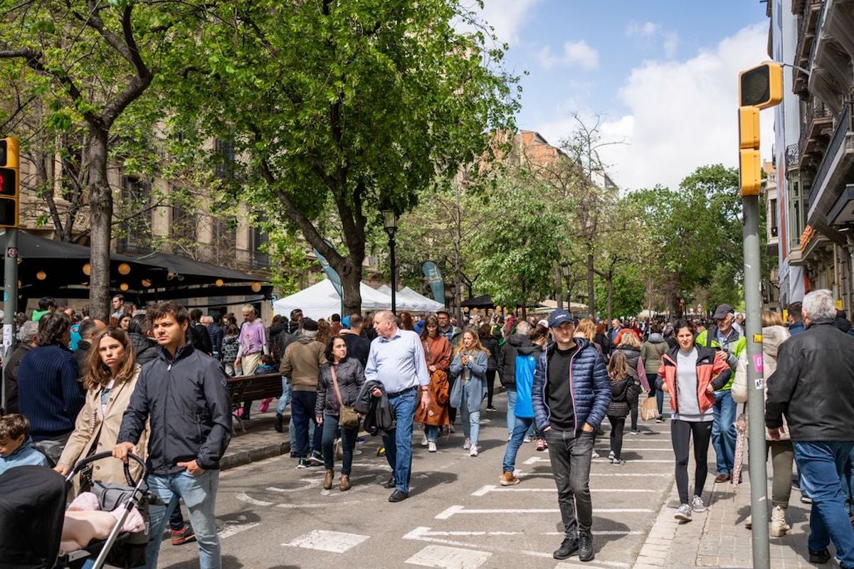 Gent caminant per Sant Jordi, a la Rambla, l'any 2022 / Ajuntament de Barcelona-Isaac Planella