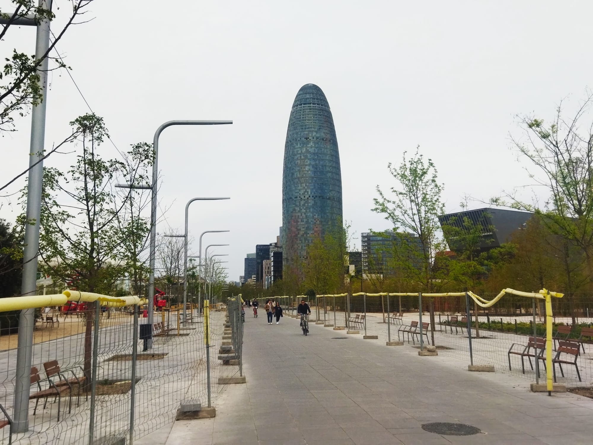 El nou parc de Glòries, amb la Torre Glòries al fons / Jordi Subirana
