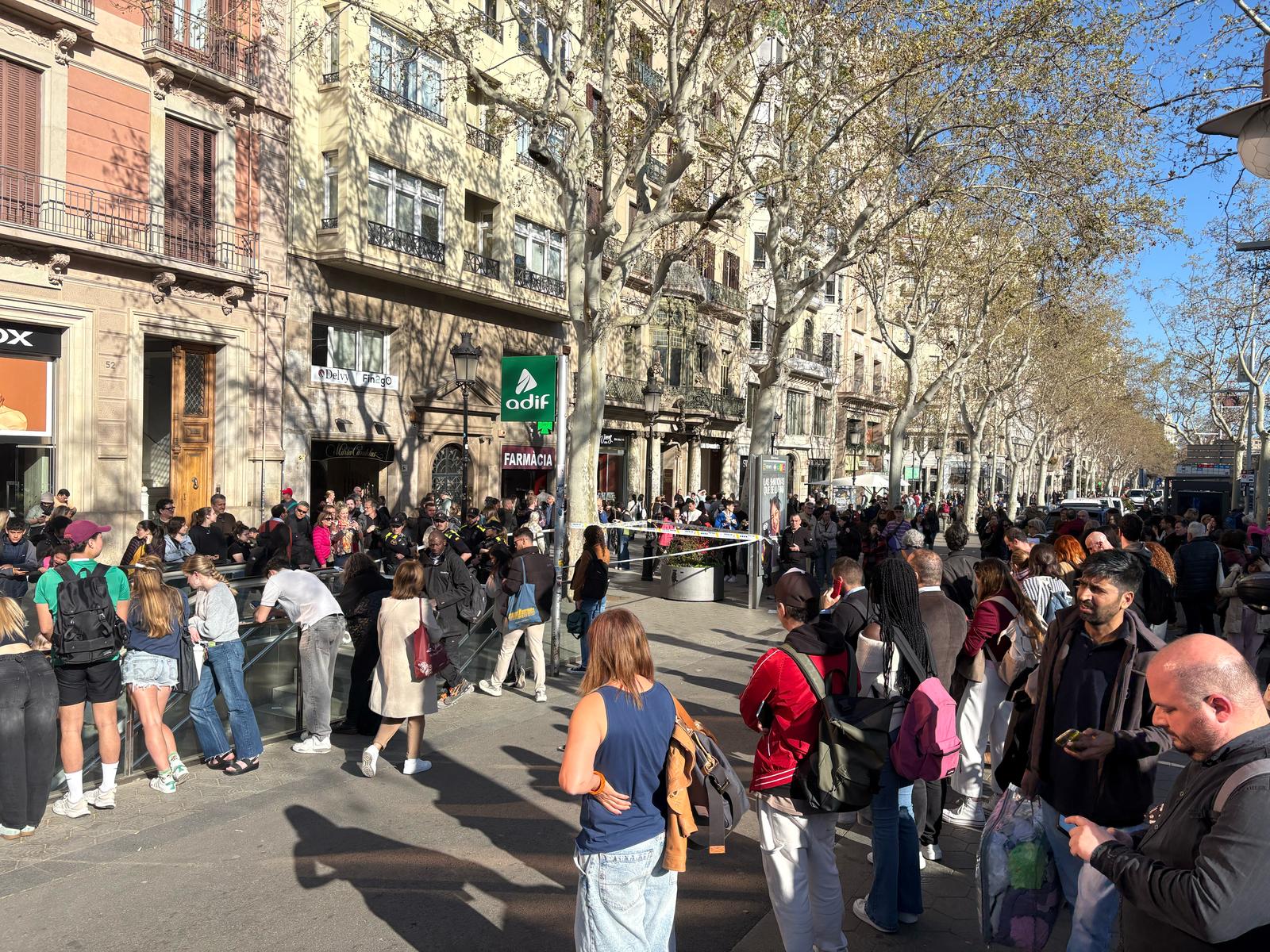 Imatge del caos a l'estació de Passeig de Gràcia després que hagi estat evacuada / Dignitat a les Vies