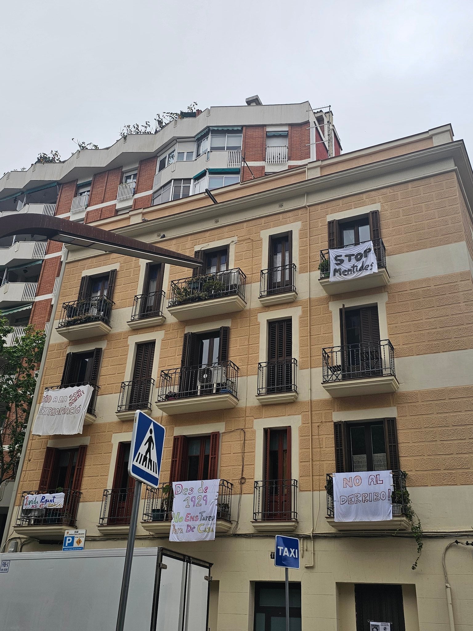 L'edifici del número 188 de la rambla de Badal és l'únic que no ha rebut l'indult municipal en la reforma d'aquest àmbit de Sants / Plataforma Rambla Badal 188