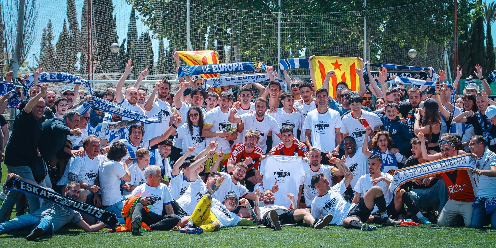 Els jugadors de l'Europa celebren l'ascens a Primera RFEF | CE Europa