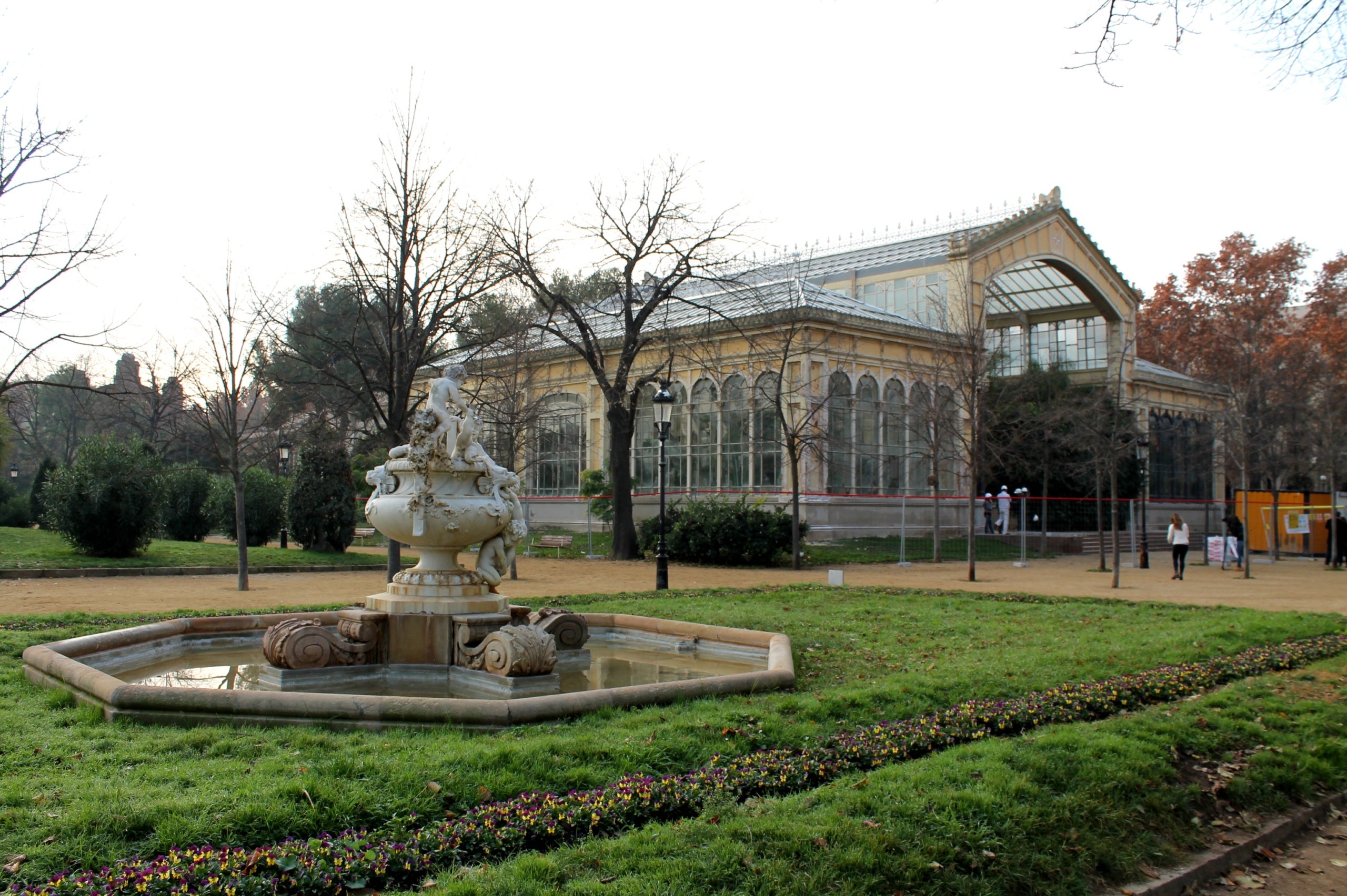 Una zona verda del parc de la Ciutadella amb l'Hivernacle de fons | Ajuntament de Barcelona