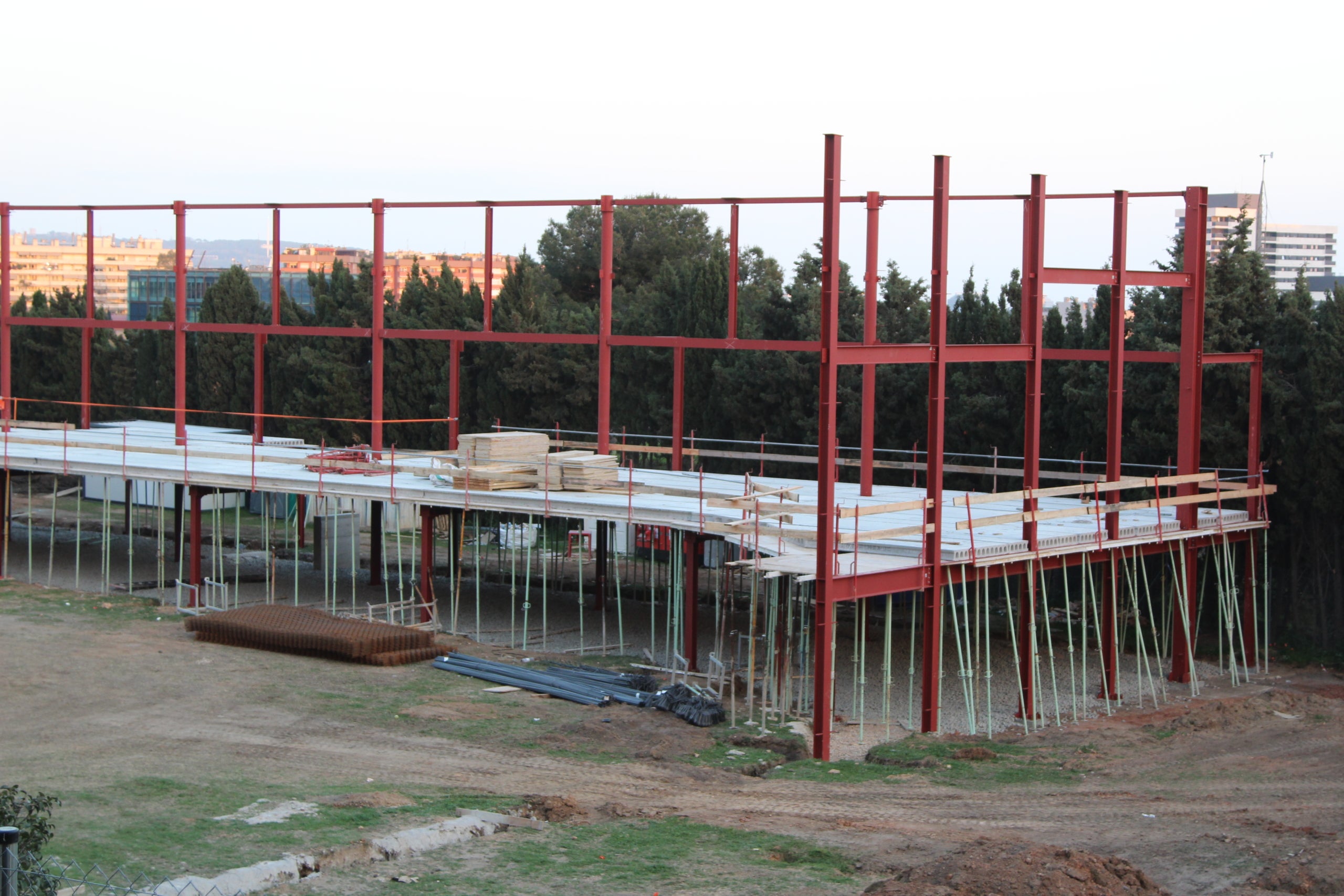 Les obres per construir la nova pista de gel del FC Barcelona a les instal·lacions esportives que la Universitat de Barcelona (UB) ja estan en marxa / A.R.