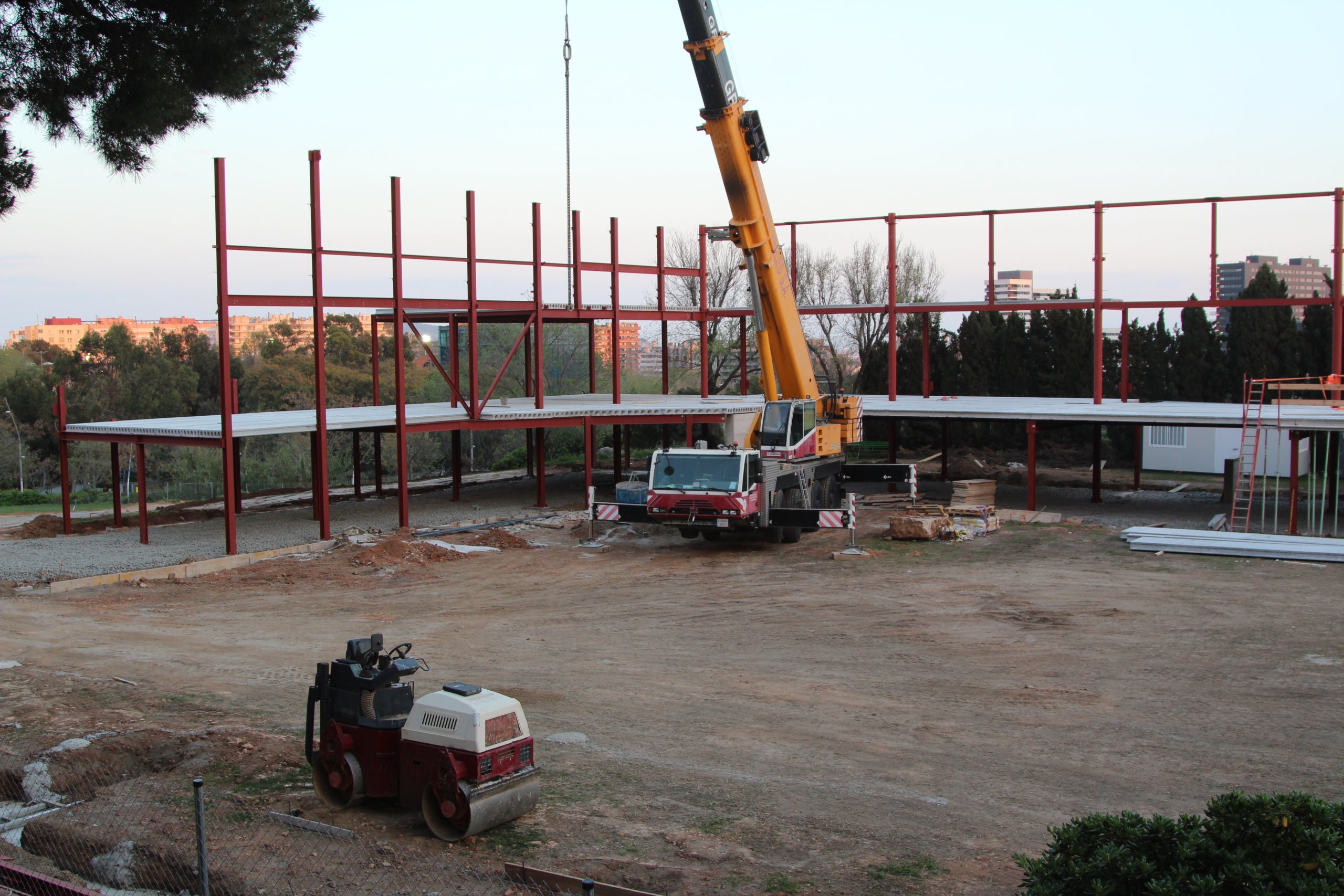 Les obres per construir la nova pista de gel del FC Barcelona a les instal·lacions esportives que la Universitat de Barcelona (UB) ja estan en marxa / A.R.