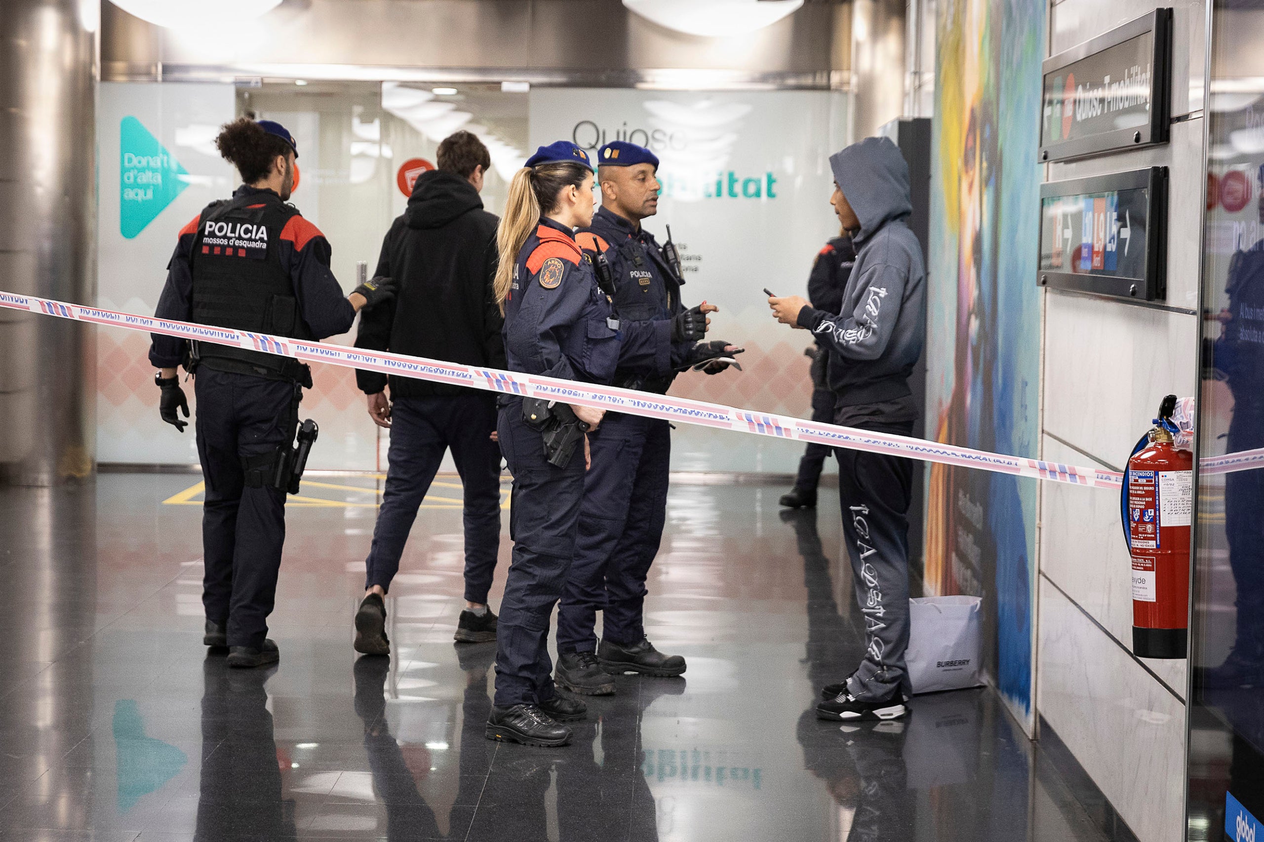 Controls policials al metro en el marc d'una operació contra la multireincidència / Jordi Play