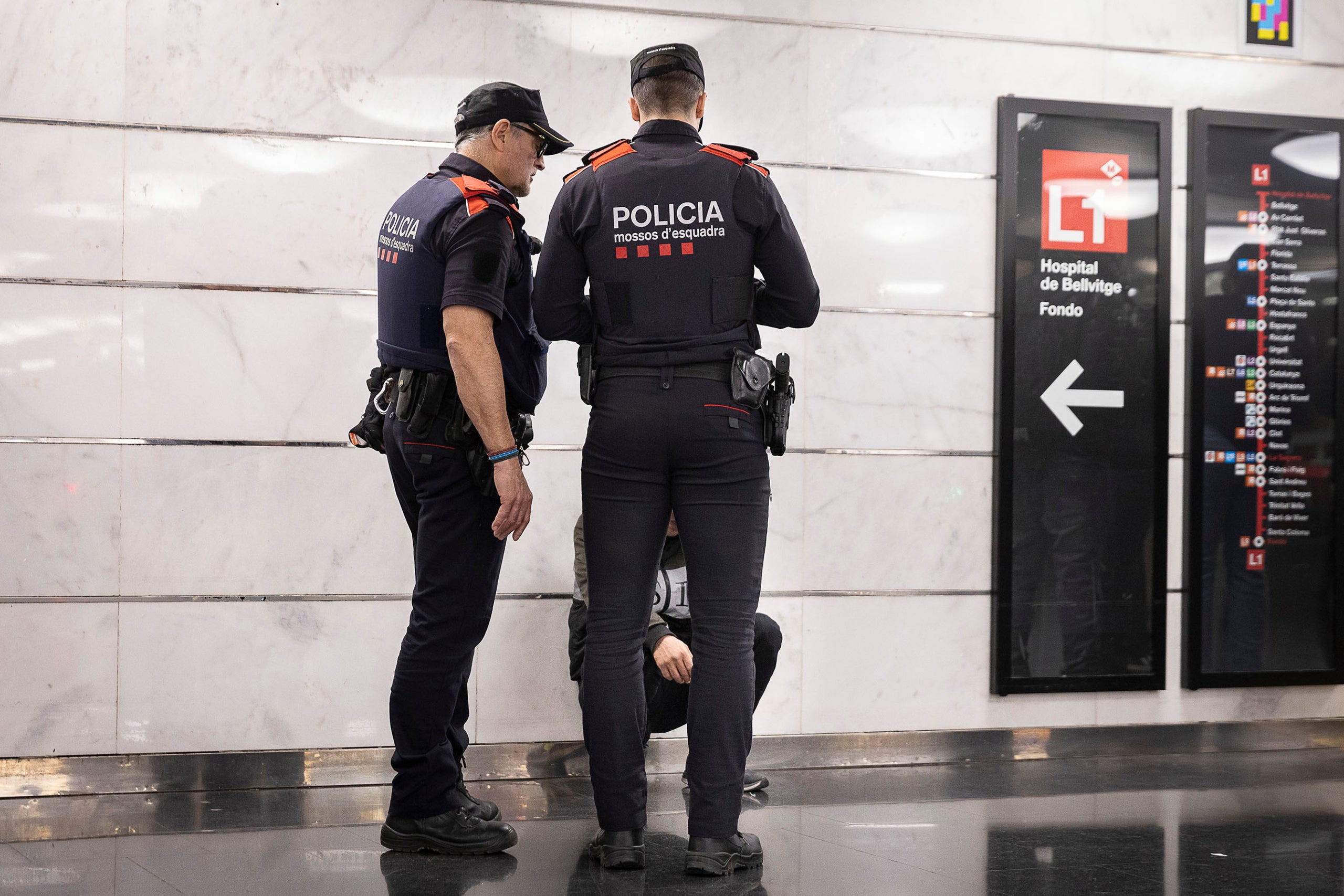 Agents dels Mossos identifiquen una persona durant l'operació 'Kanpai' / Jordi Play