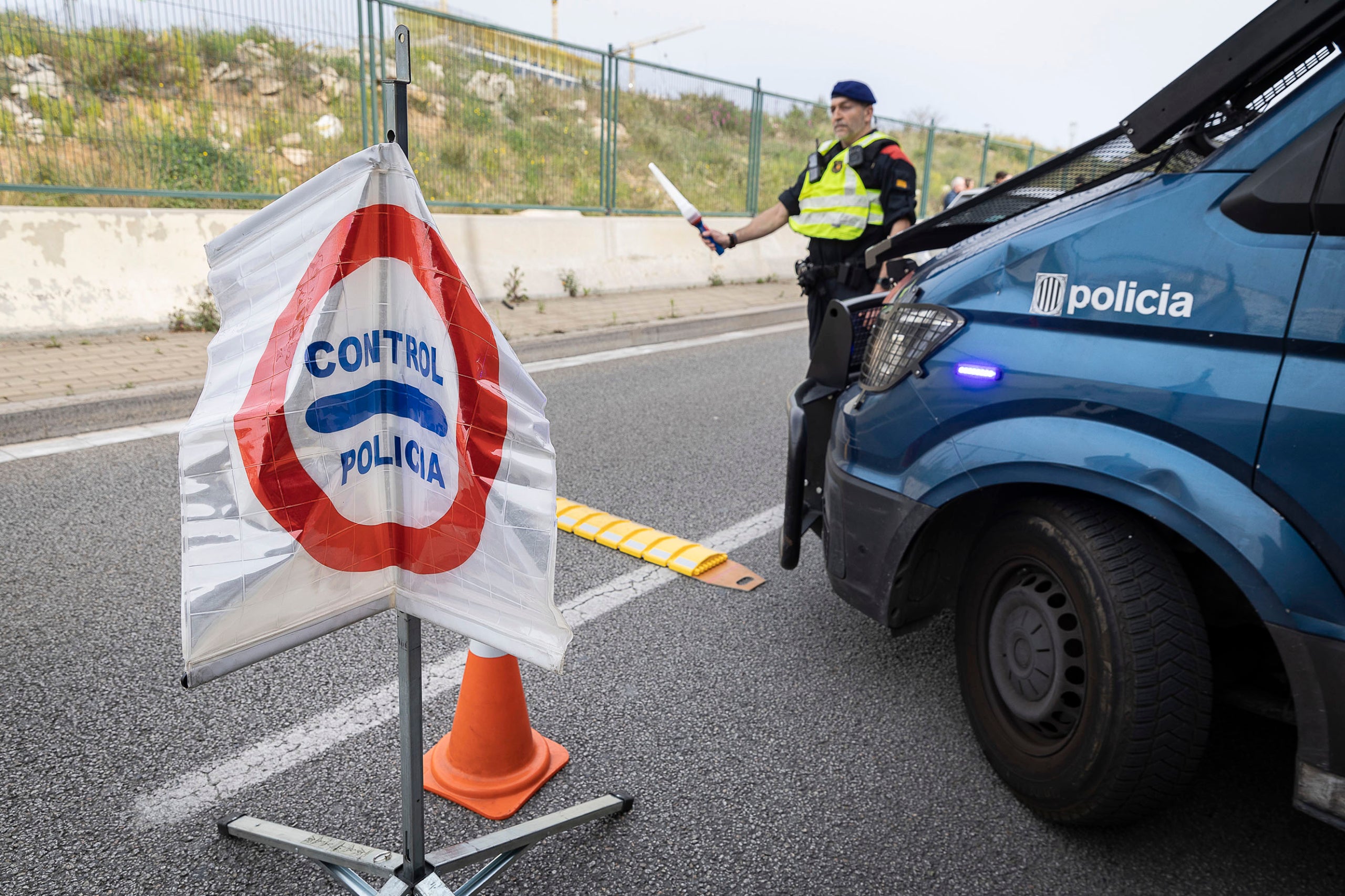 Un control policial a la ronda del Litoral en una imatge d'arxiu / Jordi Play