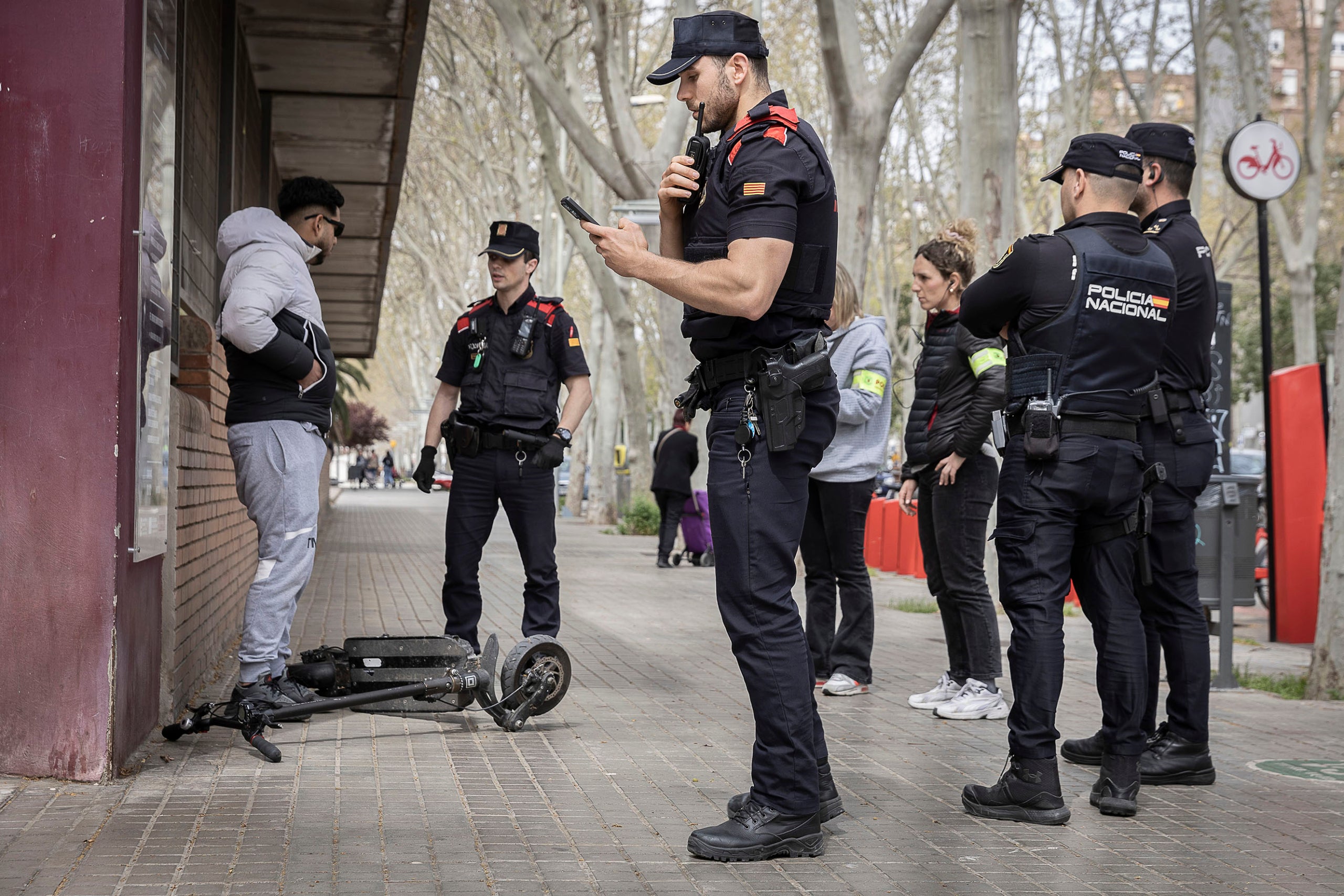 Els Mossos i la Policia Nacional fan un control de patinets a la Rambla Prim en el marc de l'operació 'Kanpai' / Jordi Play