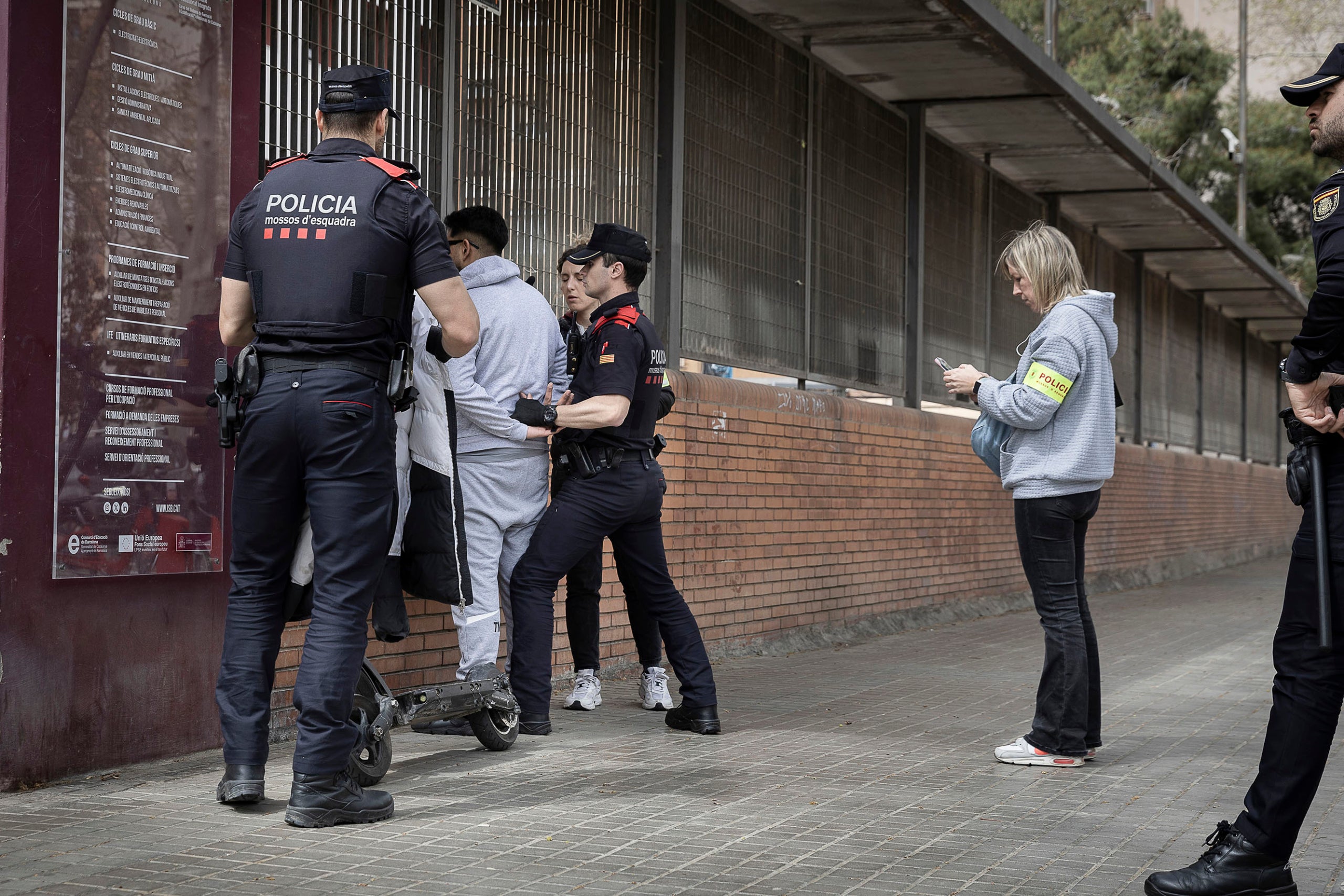 Agents dels Mossos durant un operatiu contra la multireincidència a Barcelona, a l'abril / Jordi Play