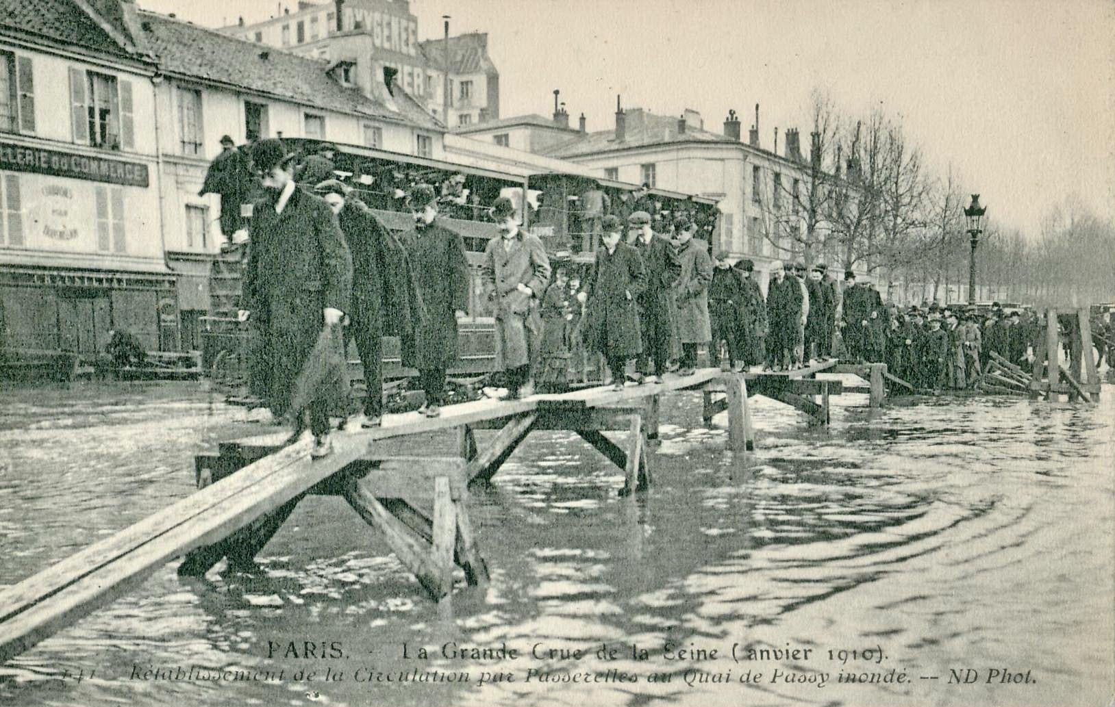 Postal que muestra los efectos de las inundaciones de París de principios de 1910 / De Collection personnelle Scanné par Claude Shoshany