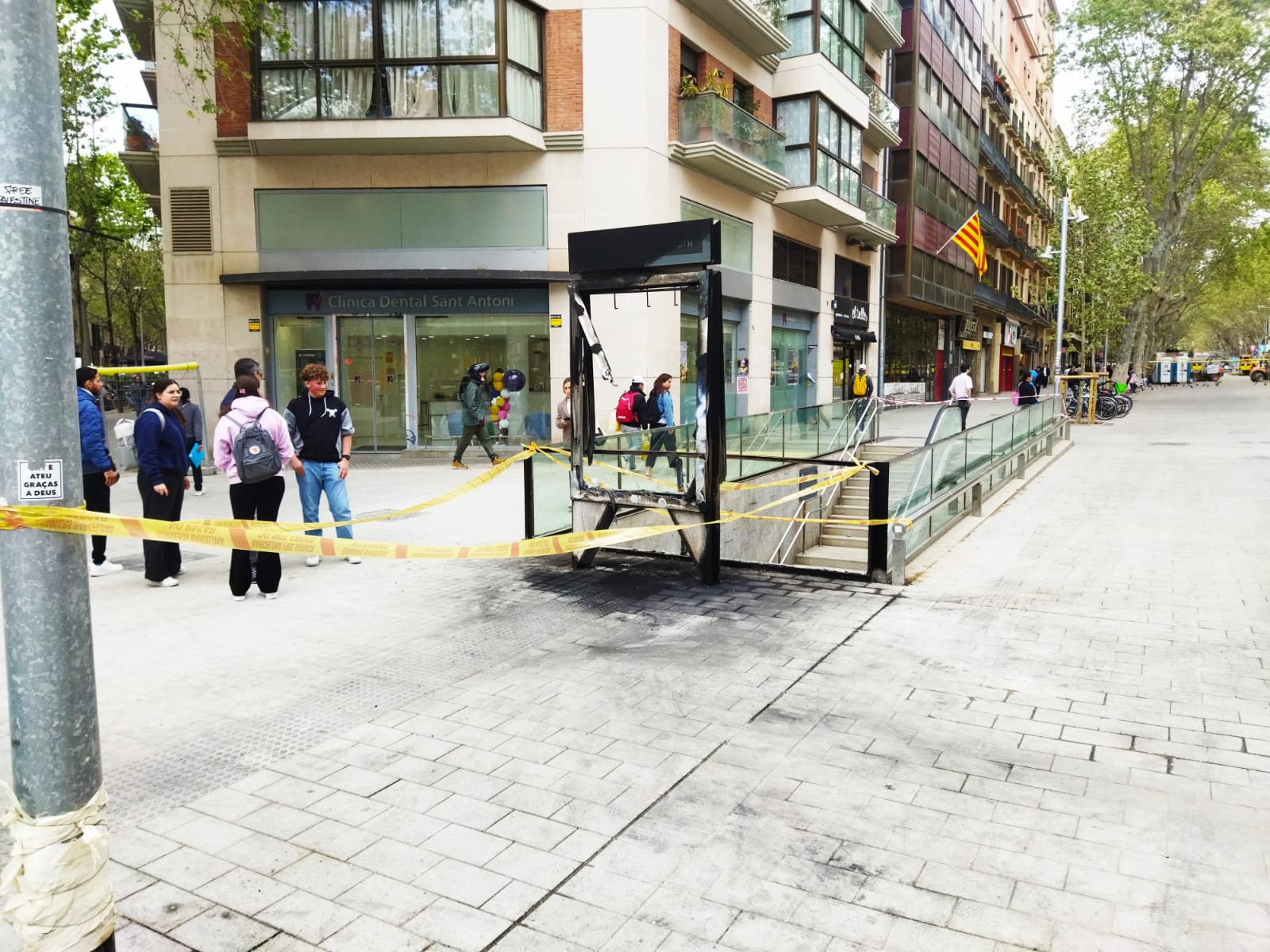 Una marquesina del metro de la ronda Sant Antoni, cremada i l'accés al metro precintat, a l'abril / Jordi Subirana 