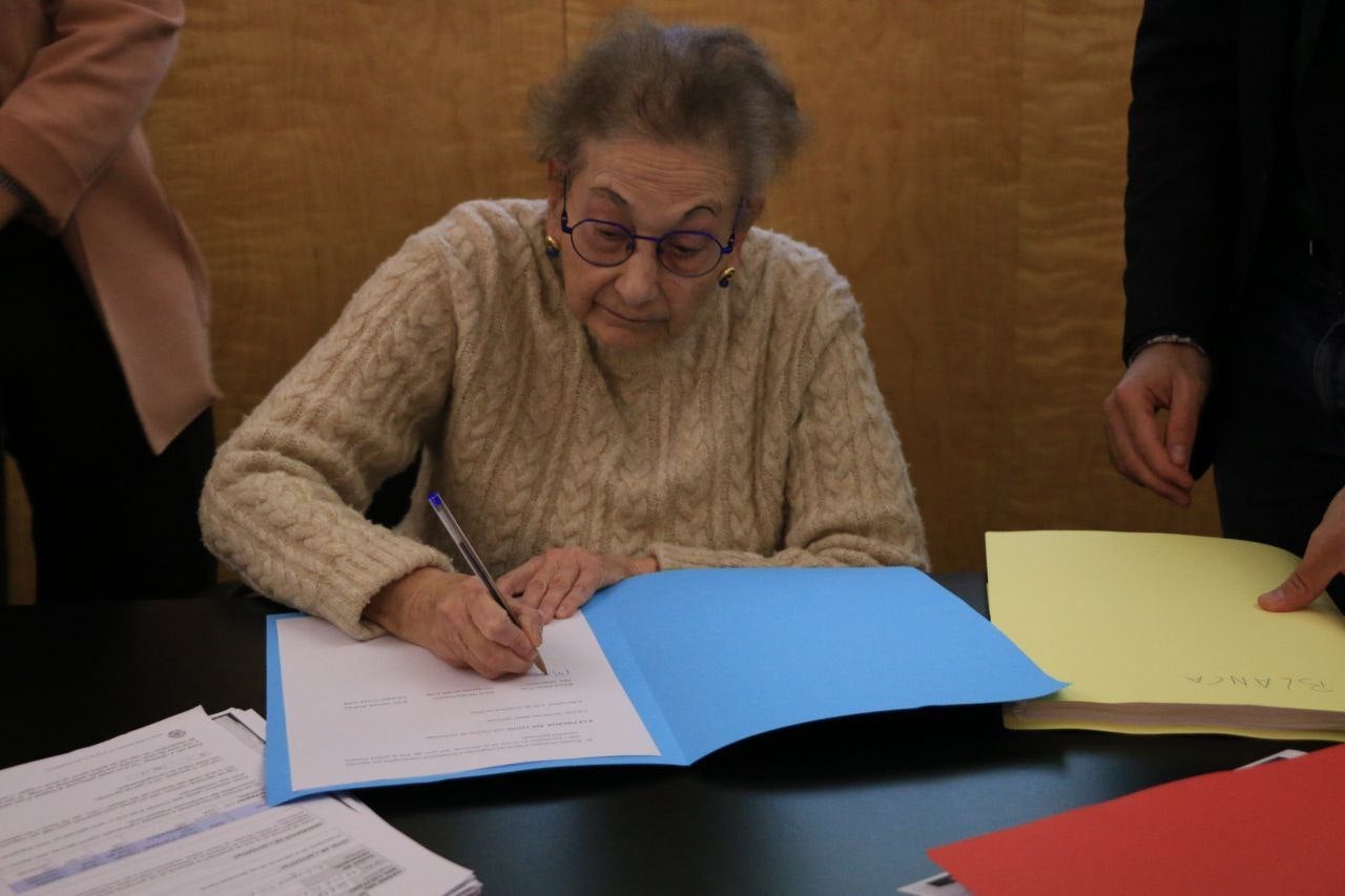 Blanca Serra, al firmar la denuncia, por torturas en Via Laietana/Òmnium
