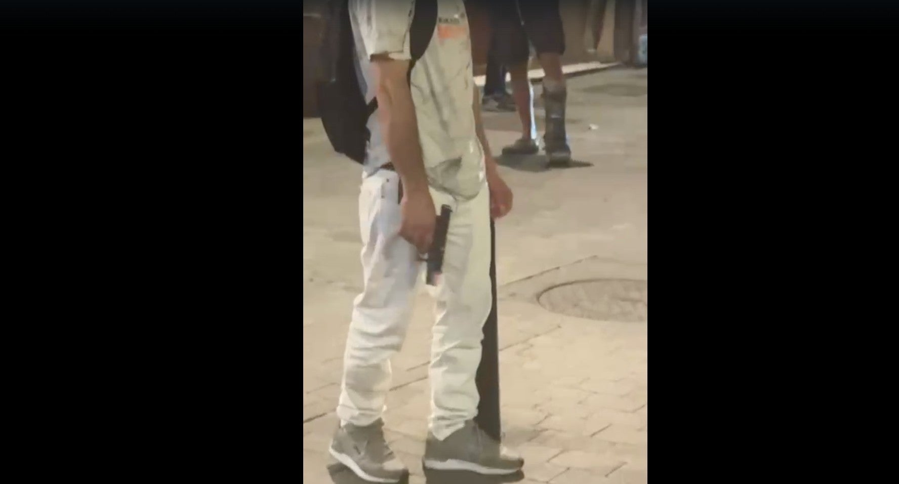 L'home, amb la pistola a la mà, aquest dijous al Raval / TOT Barcelona