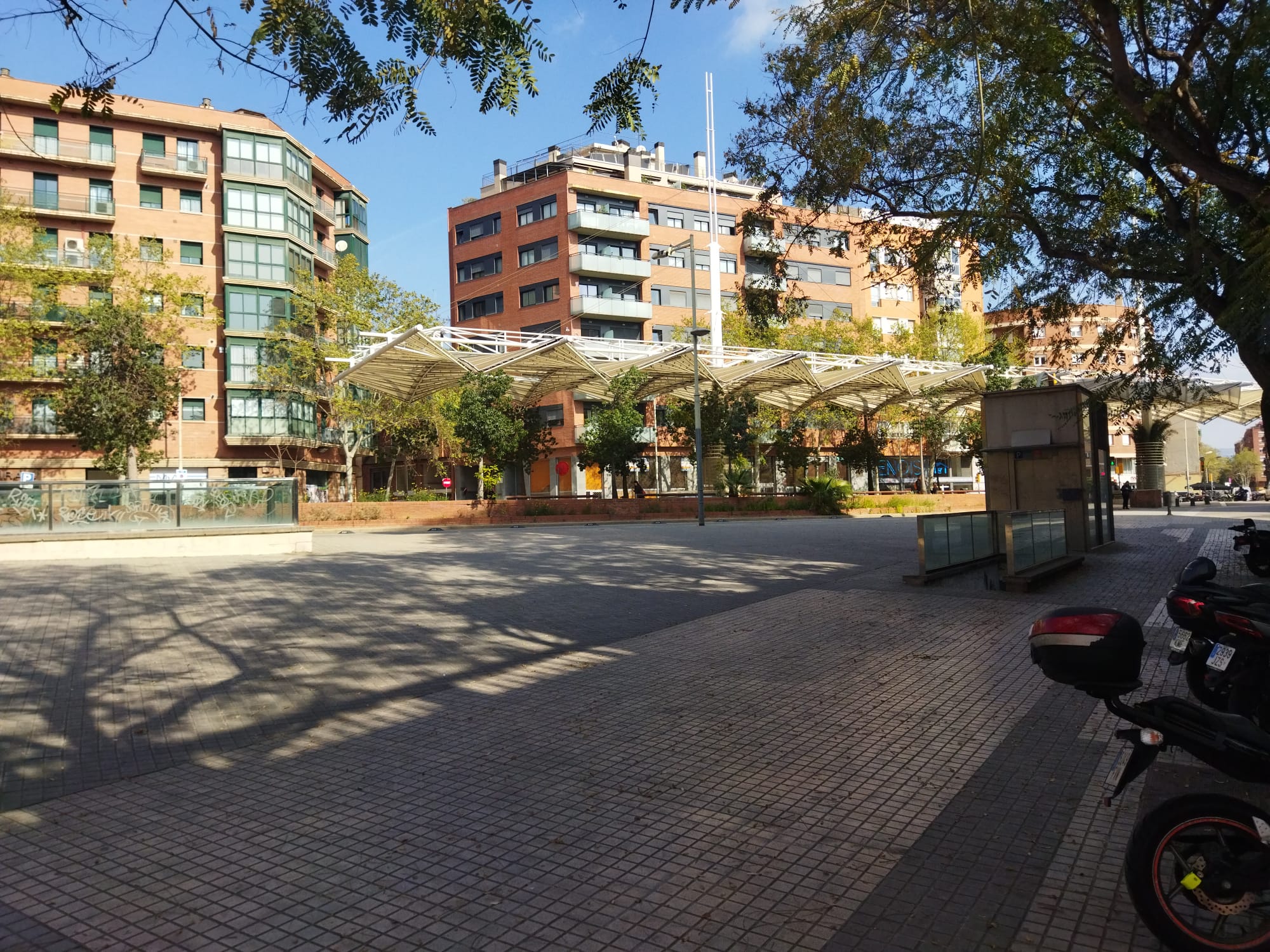 La placeta de Marconi, al Clot: l'Acadèmia Vila era al carrer del Clot, a l'antic número 117 / Jordi Subirana