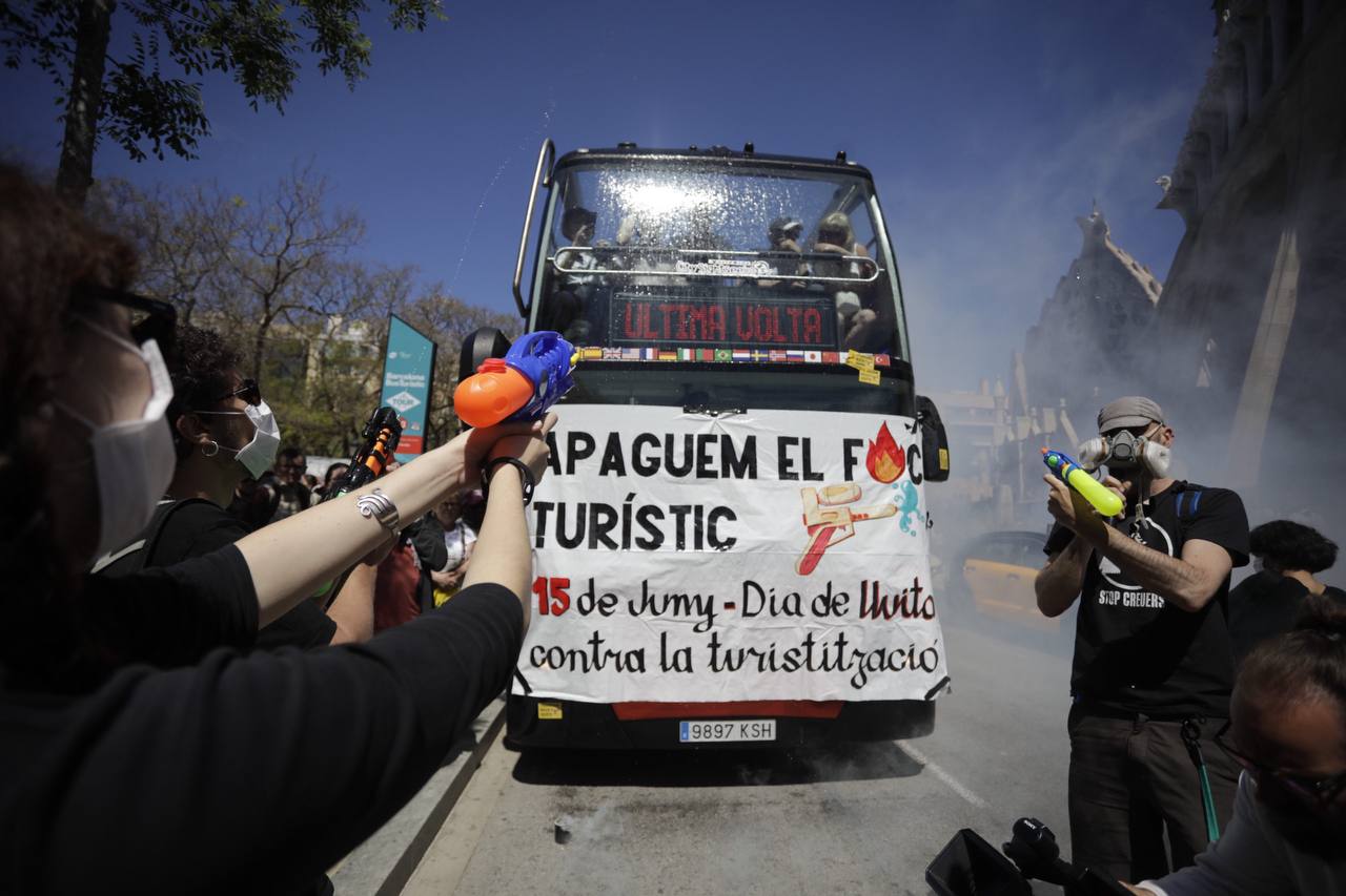 En la protesta contra la massificació turística d'aquest diumenge 27 d'abril, alguns activistes han disparat amb pistoles d'aigua a un bus turístic / Imatge d'Assemblea de Barris pel Decreixement Turístic (ABDT)