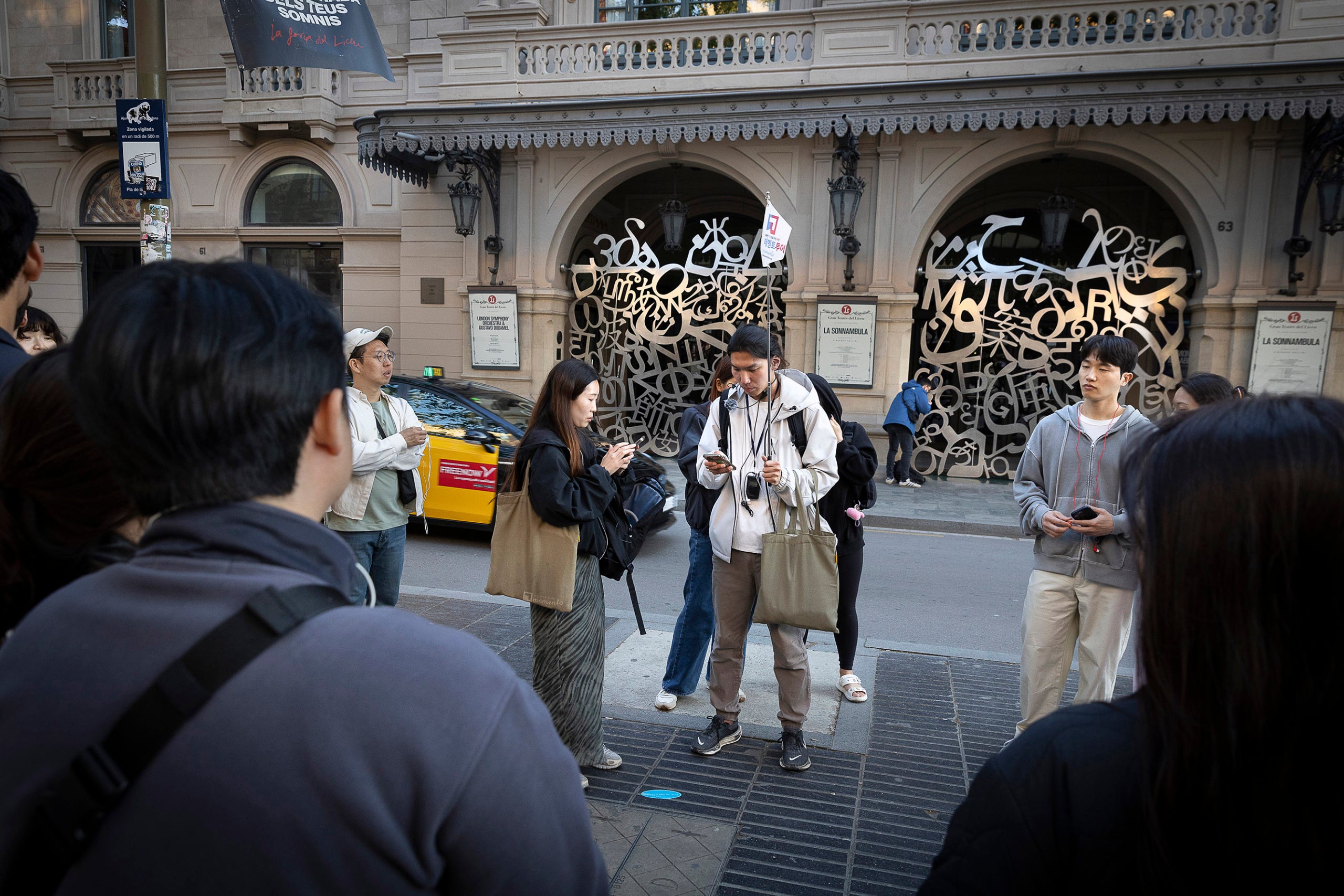Turistes a la Rambla, davant del Liceu, en una imatge d'arxiu / Jordi Play
