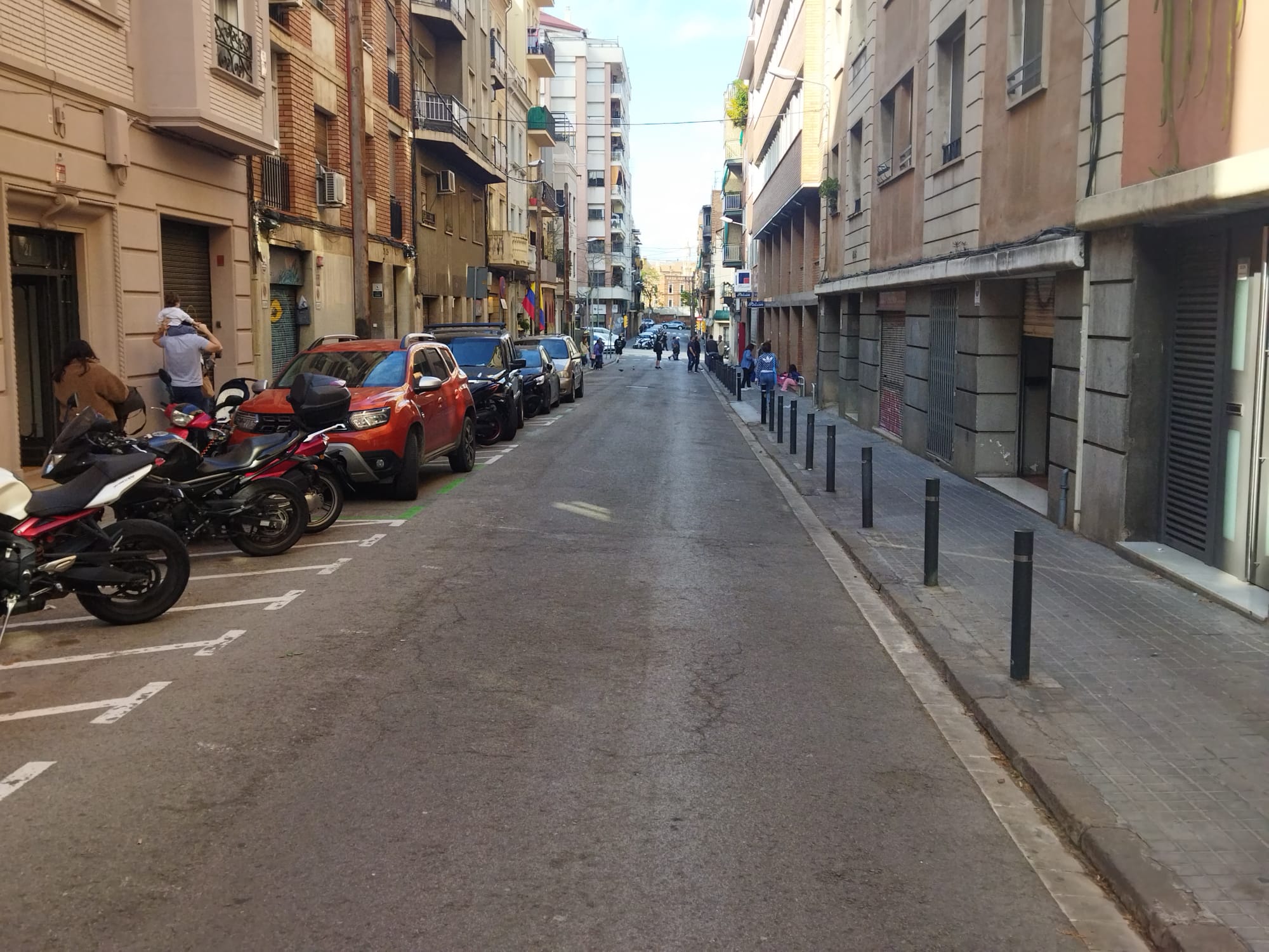 El carrer de Rosalia de Castro, amb cotxes aparcats, on hi ha l'escola Pàlcam / Jordi Subirana