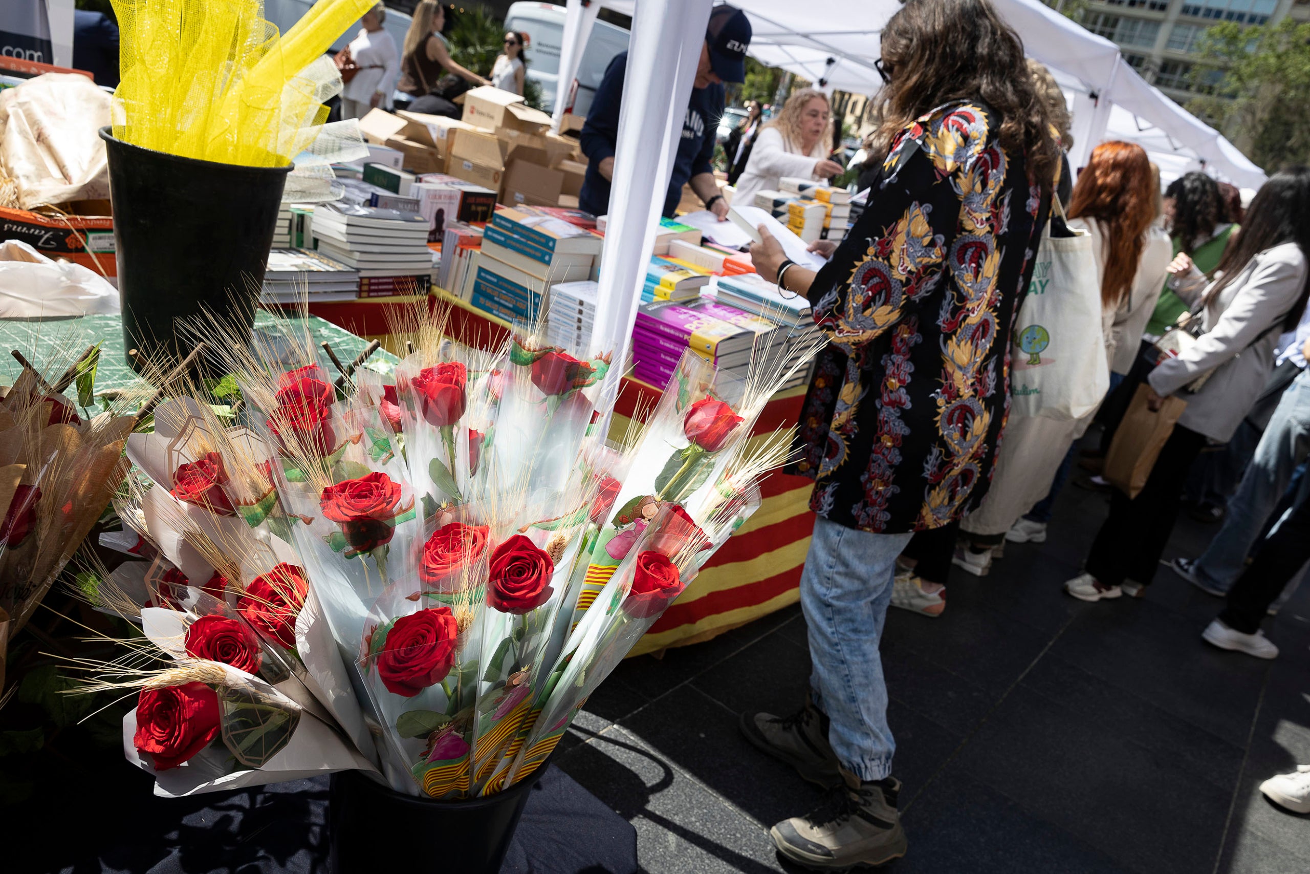 Diada de Sant Jordi. Dia del llibre i la rosa. Plaça Universitat.
23.04.2025, Barcelona

foto: Jordi Play