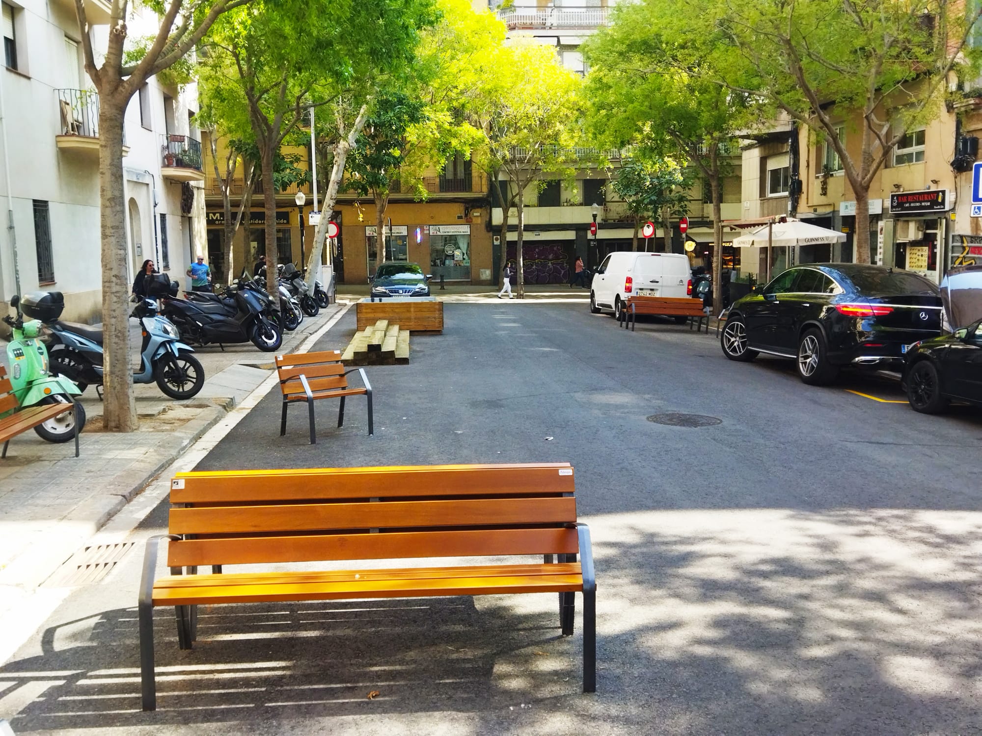 Un tram del carrer de Rosselló, entre Xifré i Rogent, convertit en una zona de prioritat per a vianants / Jordi Subirana