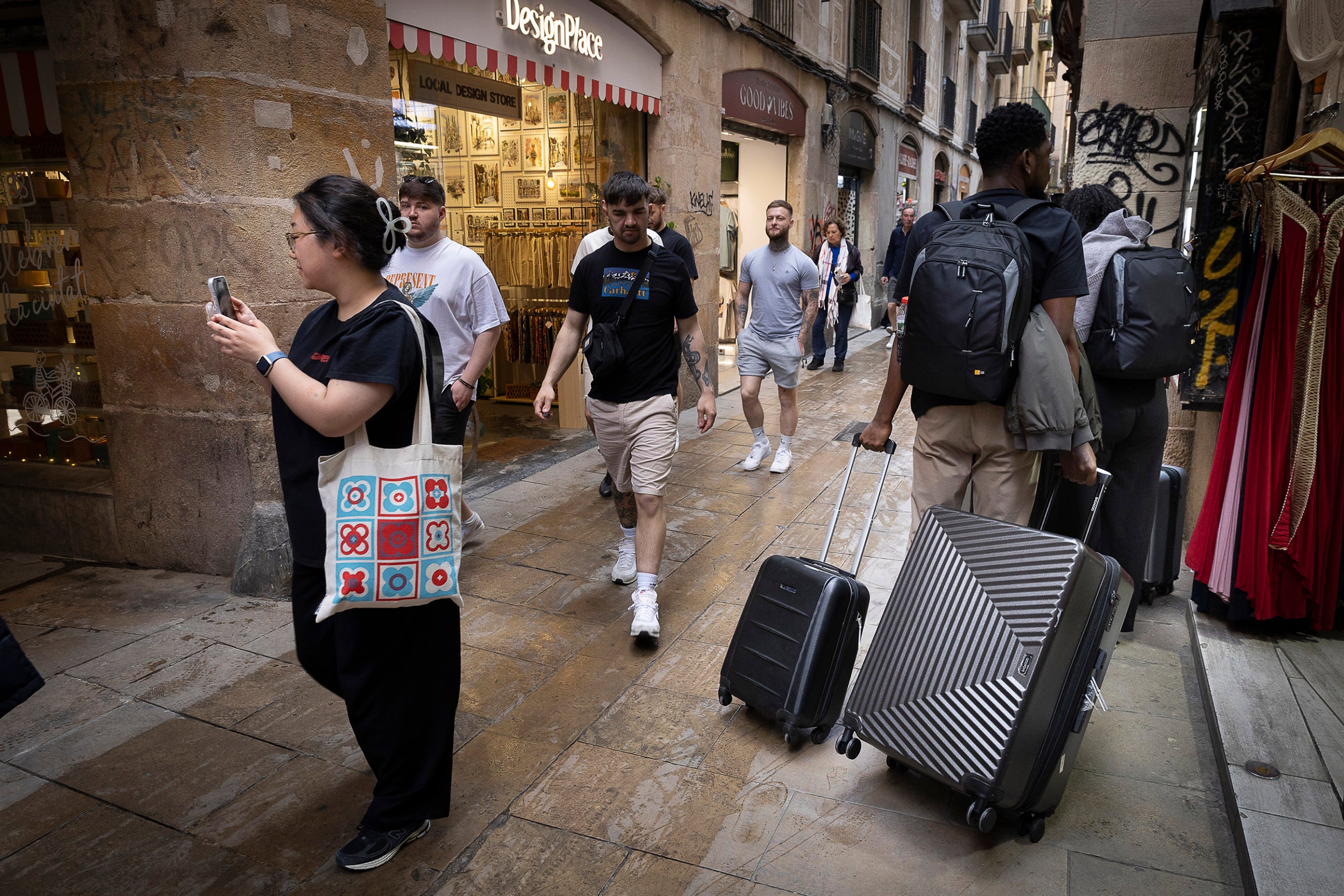Turistes amb maletes a Ciutat Vella / Jordi Play