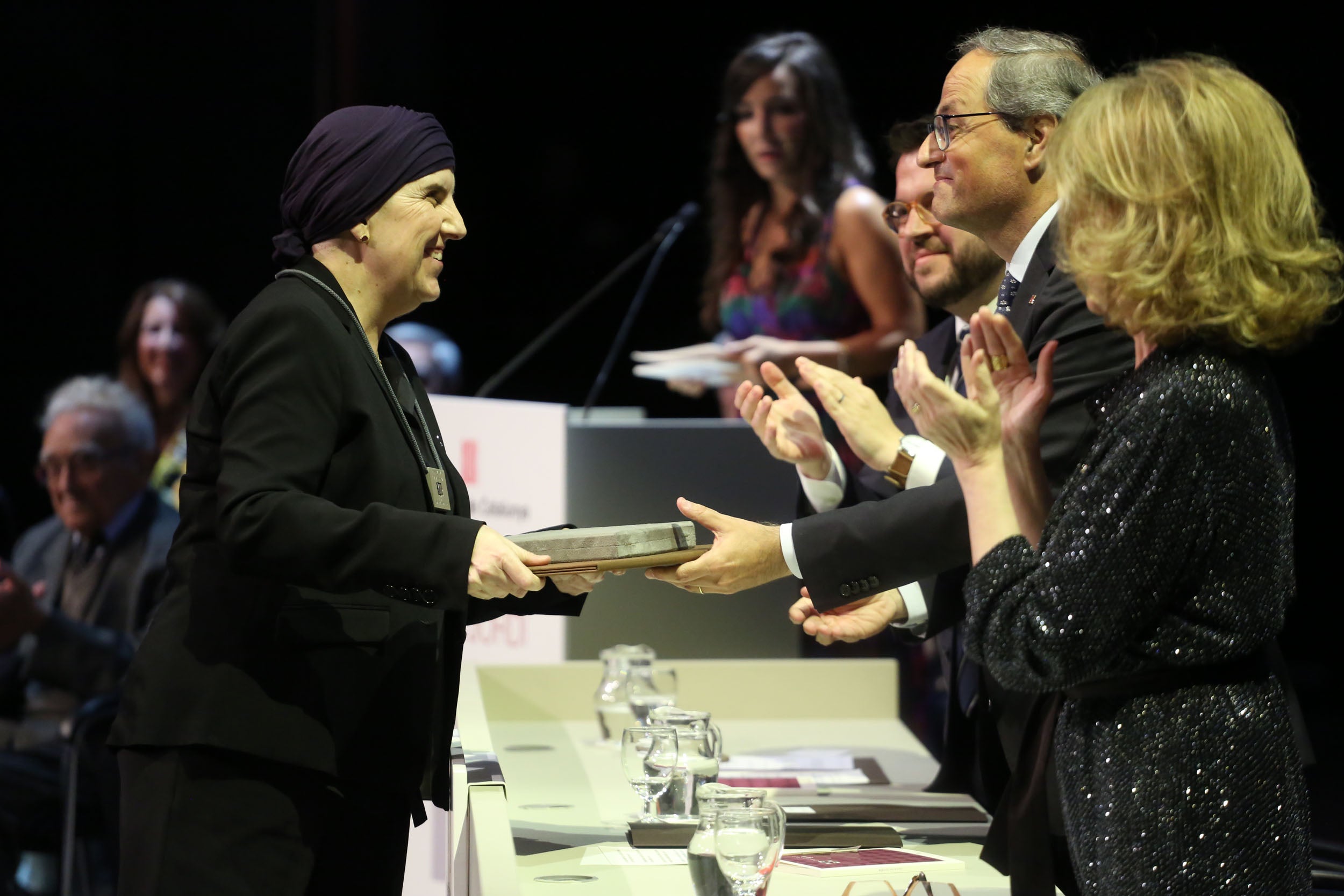 Montserrat Úbeda, rebent la Creu de Sant Jordi de mans de Quim Torra, el 2019 / Generalitat