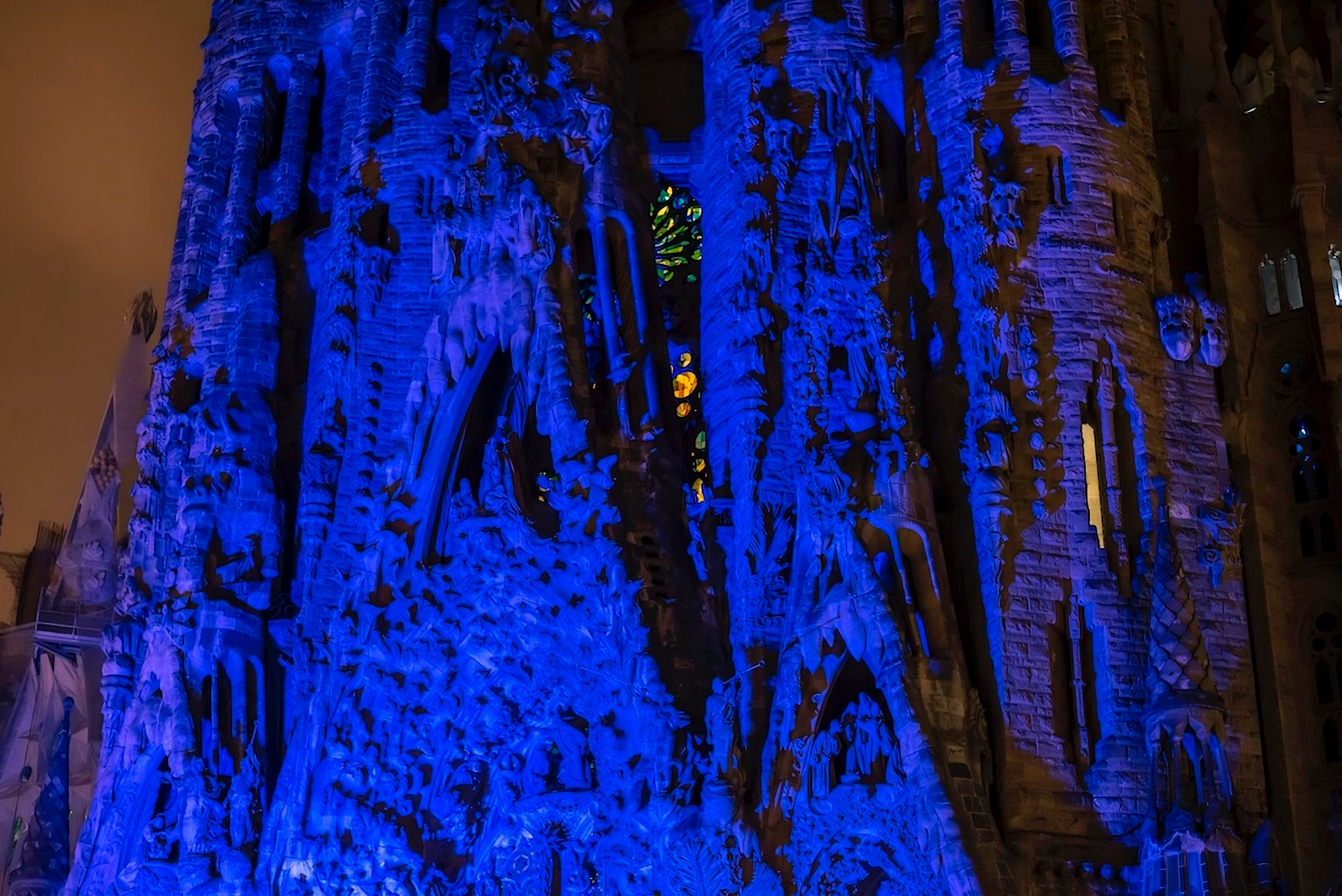 El temple de Gaudí tenyit de blau | Sagrada Família
