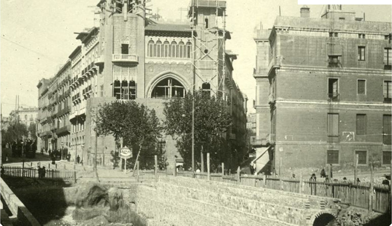 Una imatge de la Via Laietana abans d'iniciar-se la gran reforma urbanística de fa un segle. Arxiu Fotogràfic de Barcelona