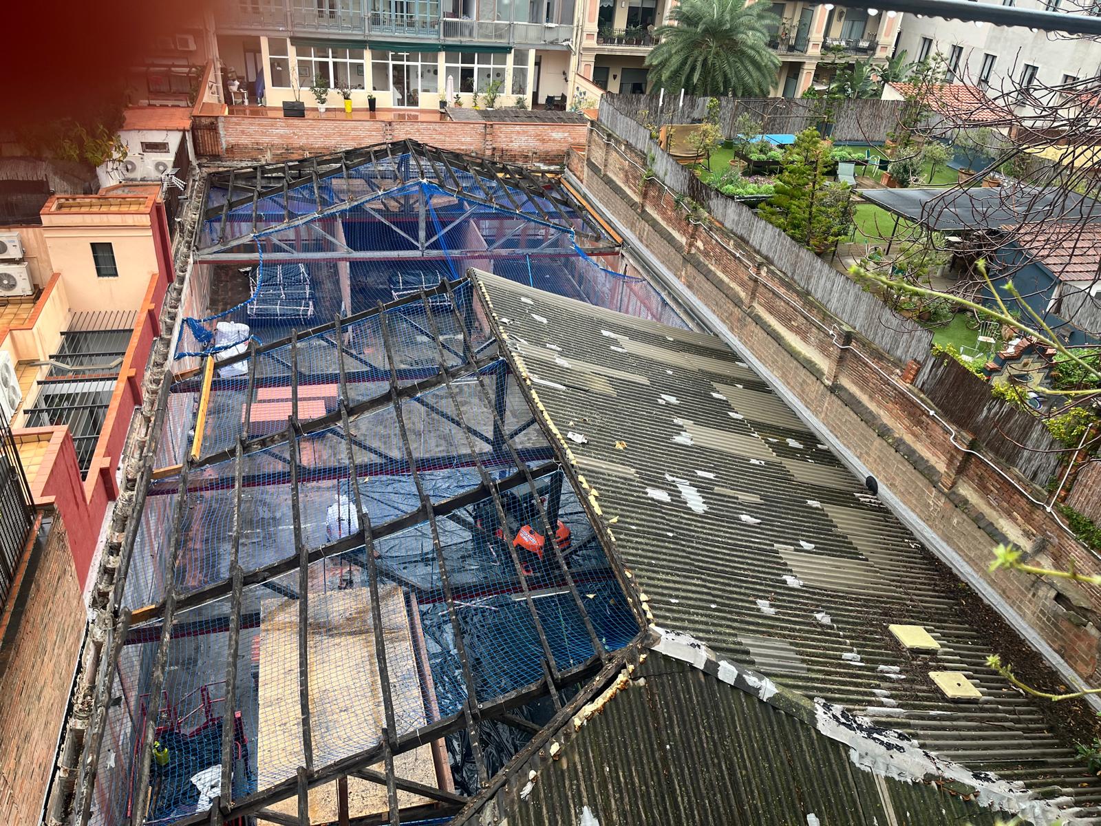 La teulada d'amiant del garatge del número 306 del carrer de la Diputació / Associació de Veïns de la Dreta de l'Eixample