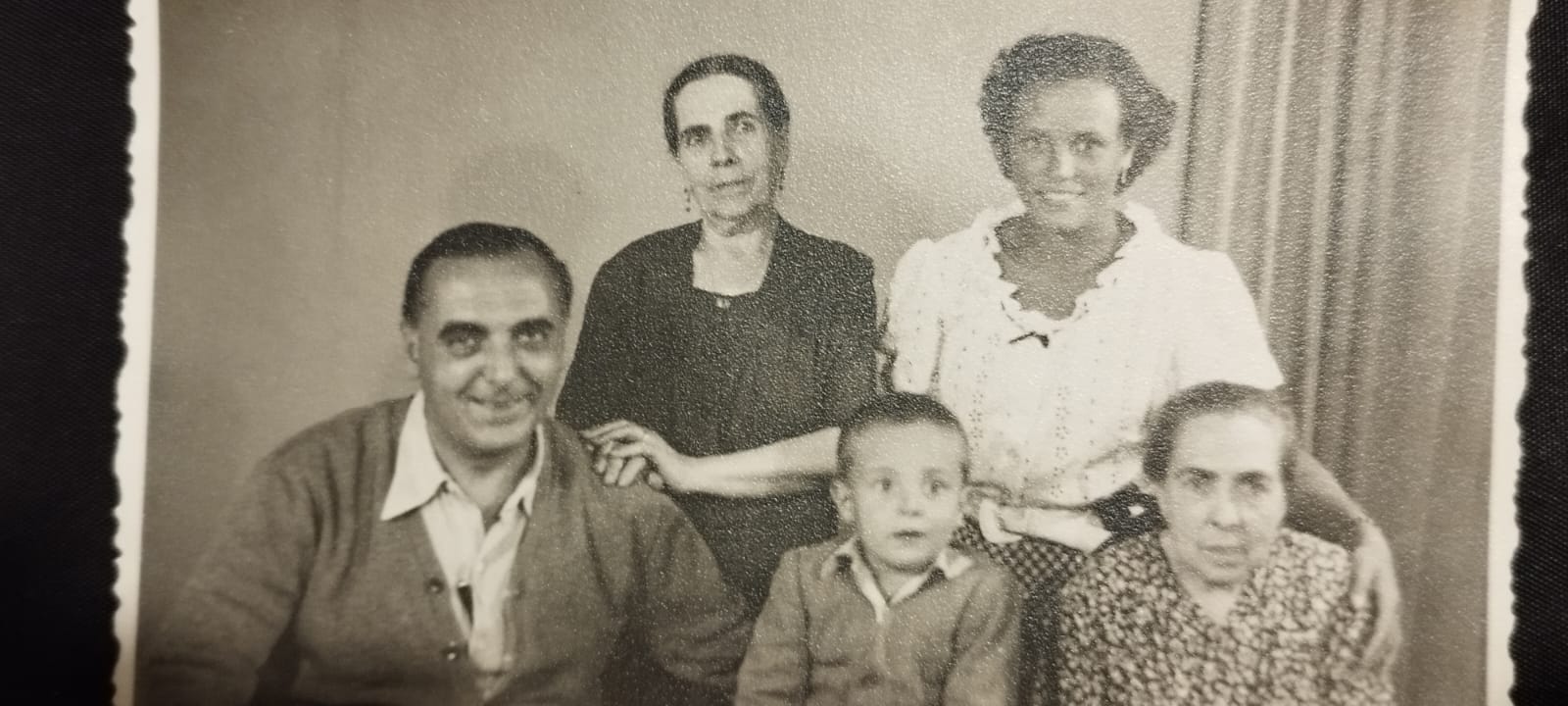 Josep Carreras (esquerra) amb la seva segona dona Ángeles Ferrando (segona per la dreta) i el seu fill Joan al mig / Cedida