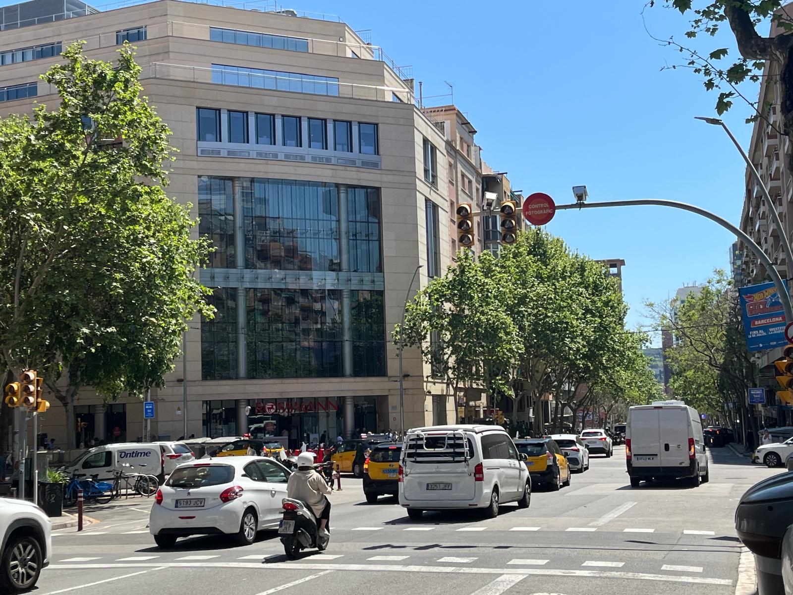 Imatge del semàfor de carrer Númancia amb el carrer Berlín aturat / J.C.