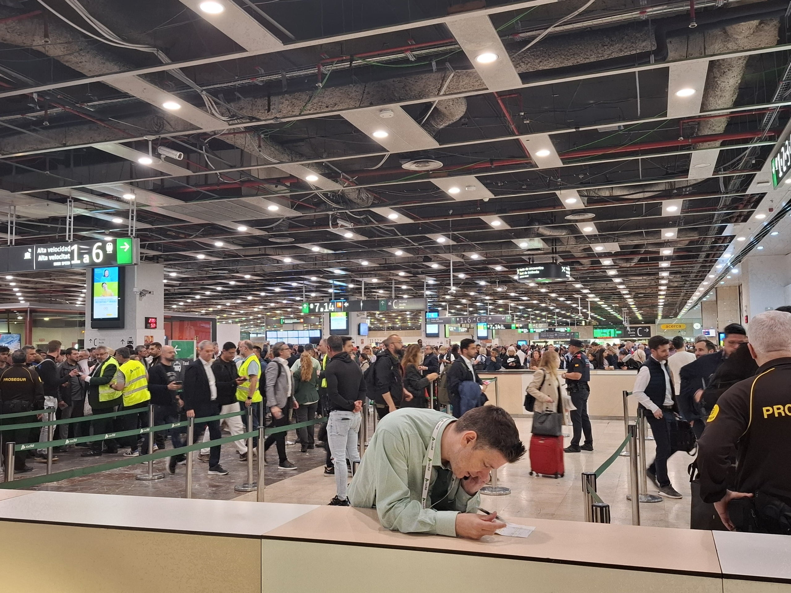 L'estació de Sants comença a recuperar la normalitat l'endemà de la gran apagada / G.M. 