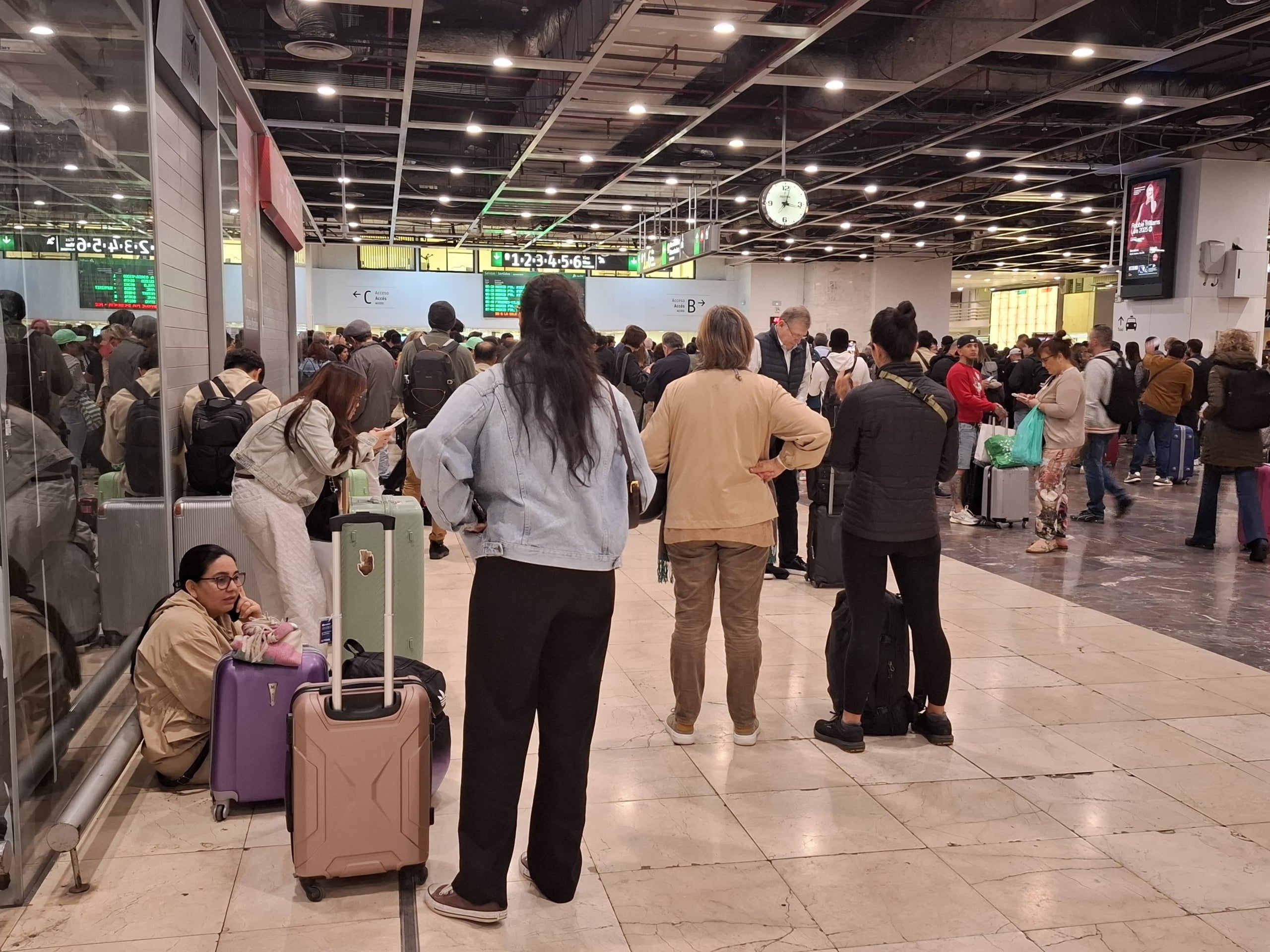 La estación de Sants comienza a recuperar la normalidad al día siguiente del gran apagón / G.M.