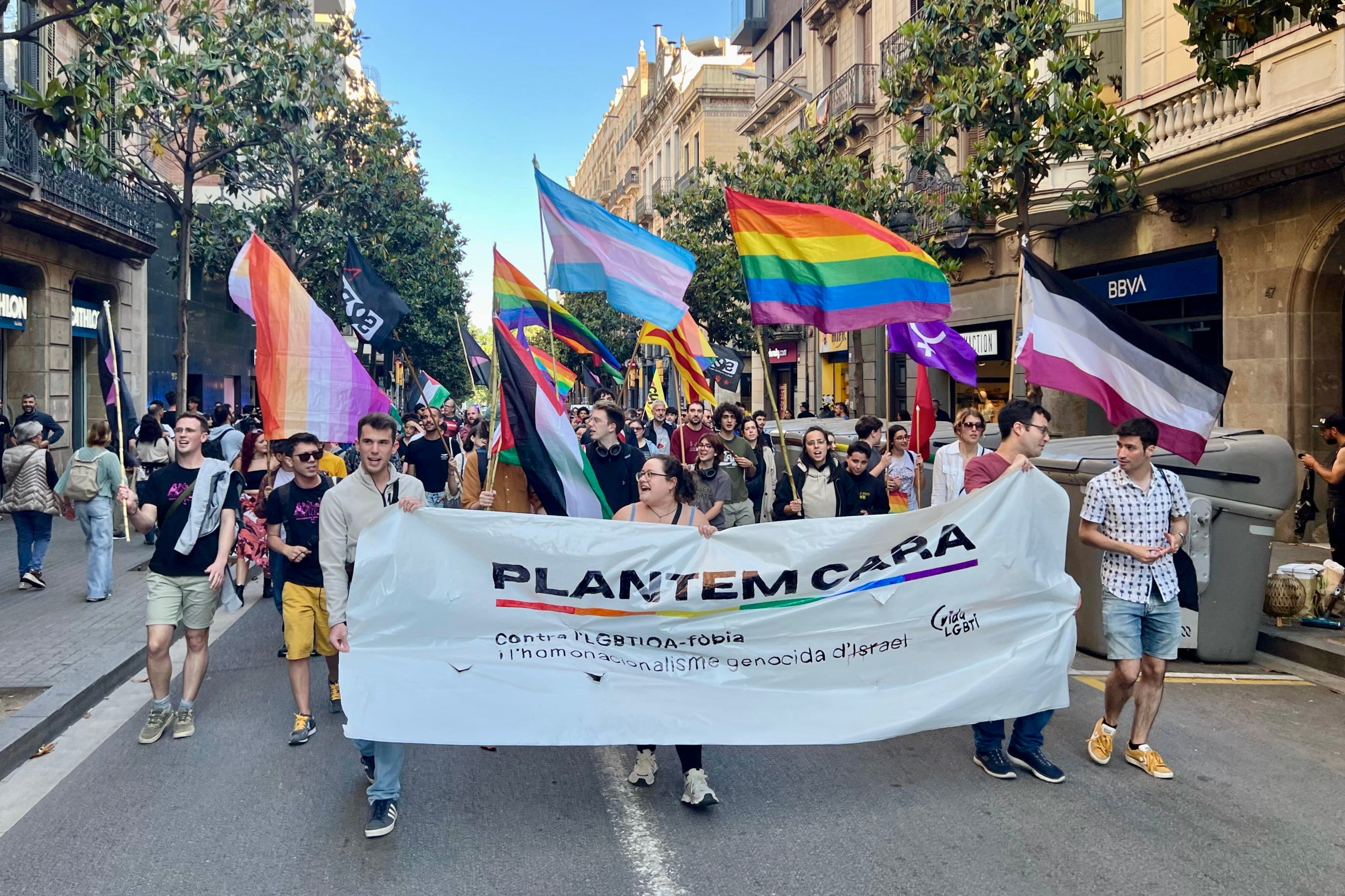 Capçalera de la manifestació contra l'LGTBIfòbia, a Barcelona | Aina Martí (ACN)