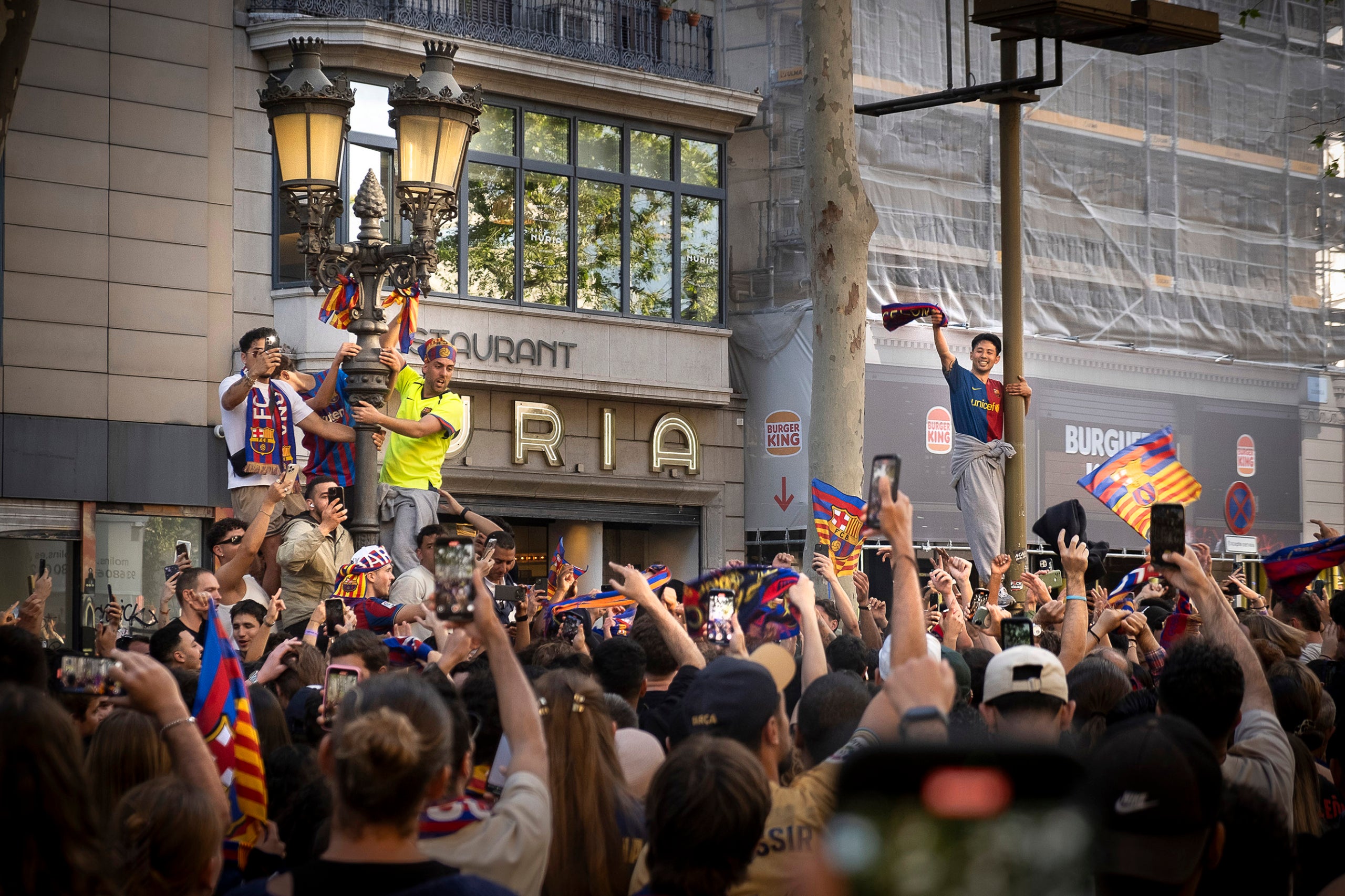 Aficionats del FC Barcelona celebren a la font de Canaletes de Les Rambles la victòria del Barça contra el Reial Madrid (4-3).
11.05.2025, Barcelona

foto: Jordi Play