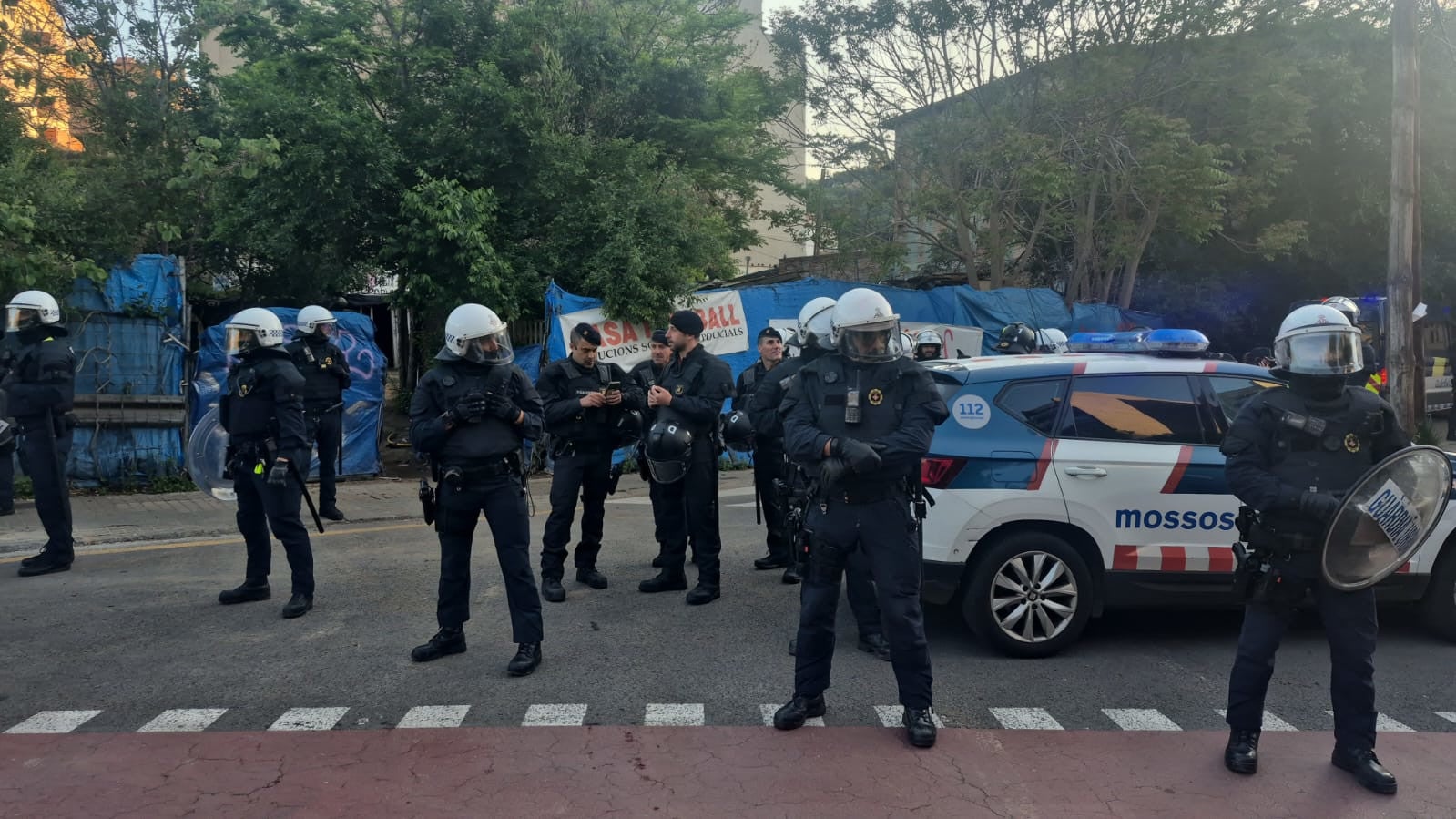 Agents antiavalots de la Guàrdia Urbana davant de l'assentament de Vallcarca / ACN