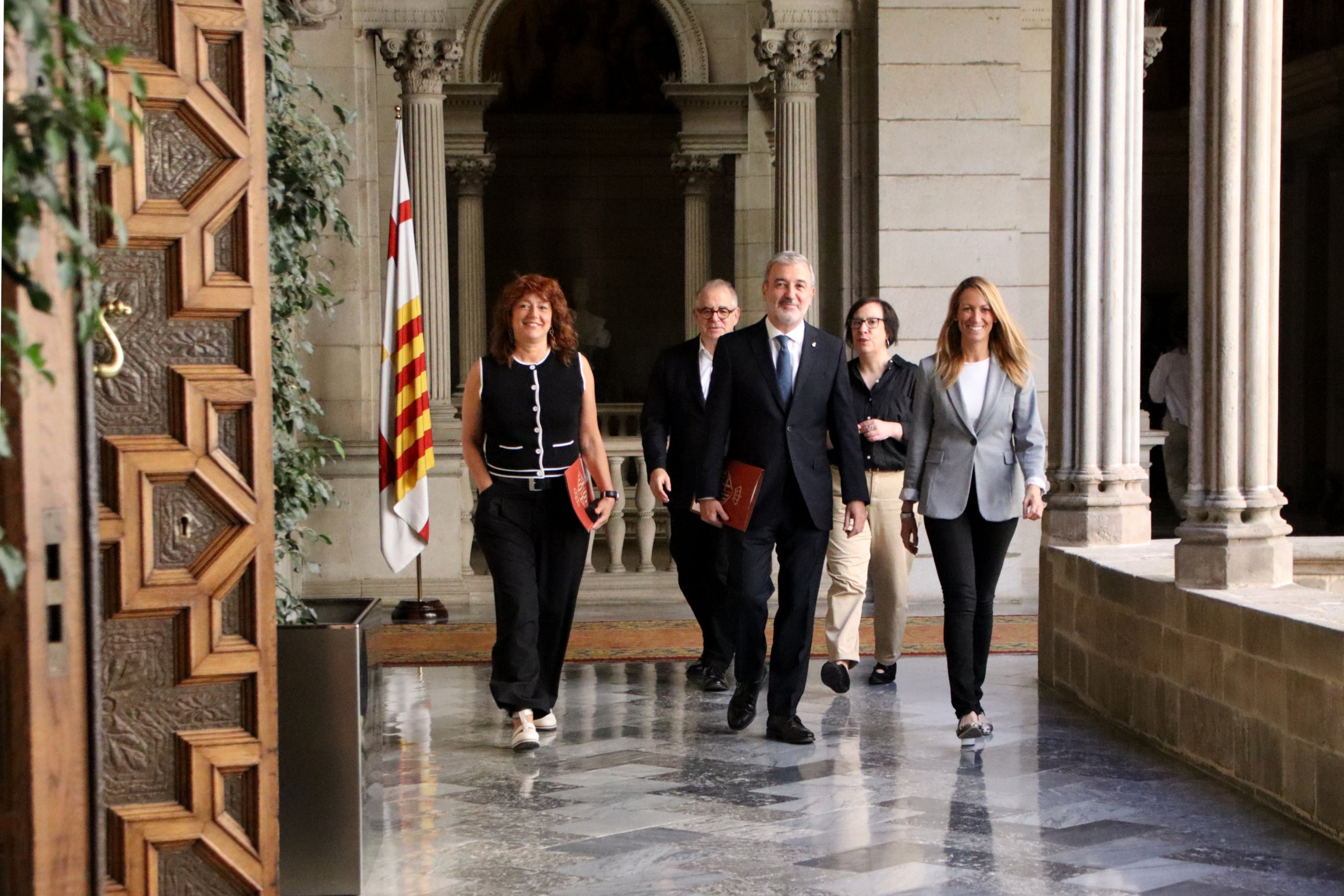 Collboni, amb part del seu govern a l'Ajuntament, aquest dimecres / ACN-Blanca Blay