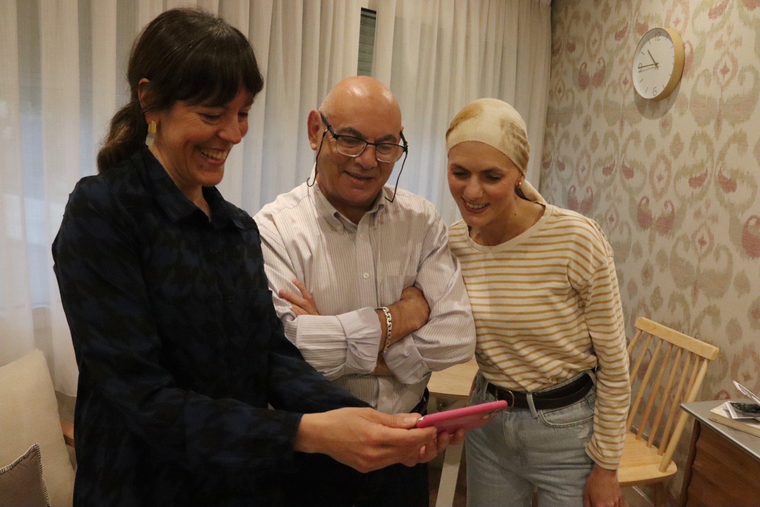 Beatriz Molina, con su padre, Gregorio, y Jasmin Apéstegui y Marta Fernández, de la Fundación Josep Carreras, cuando se pudieron encontrar en Barcelona la madrugada del martes, después del apagón eléctrico / ACN