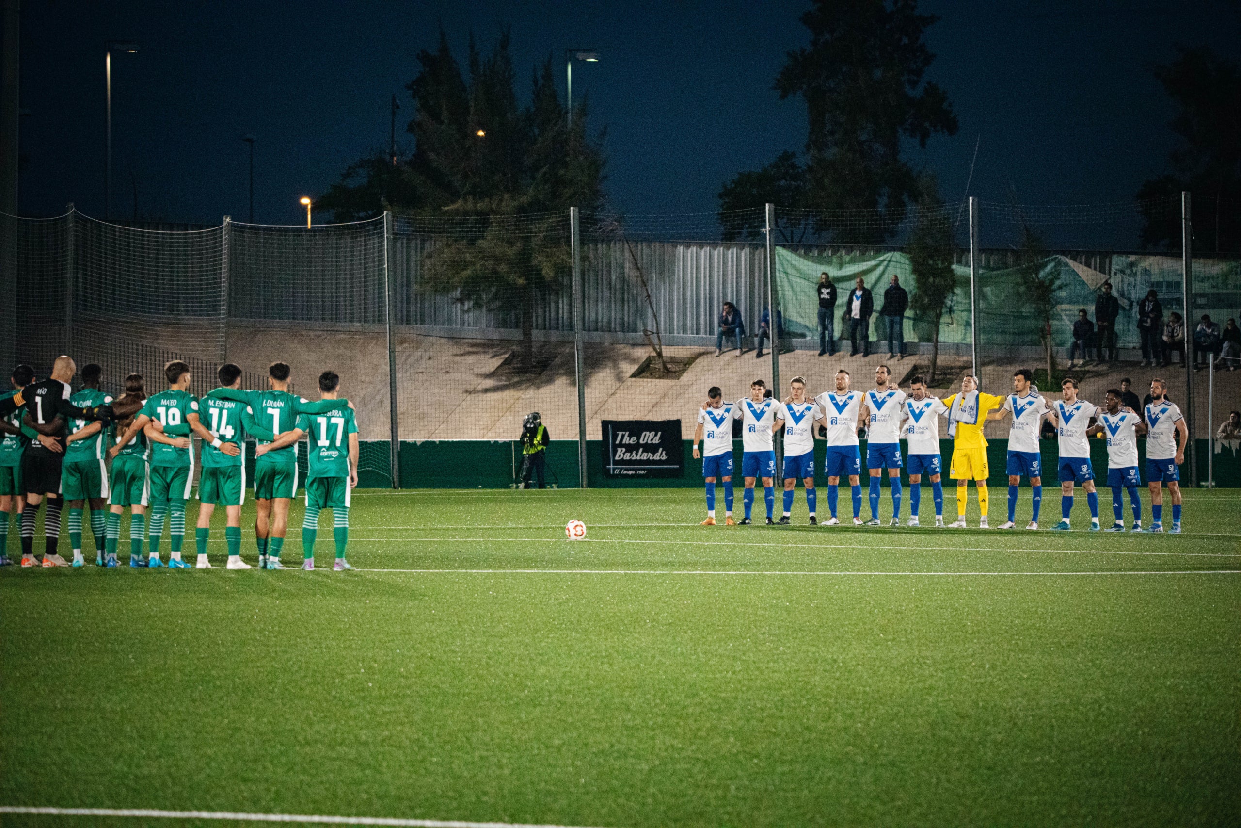 Minut de silenci abans d'un partit entre el Cornellà i l'Europa aquesta temporada a Cornellà | Foto d'Àlex Martínez / CE Europa