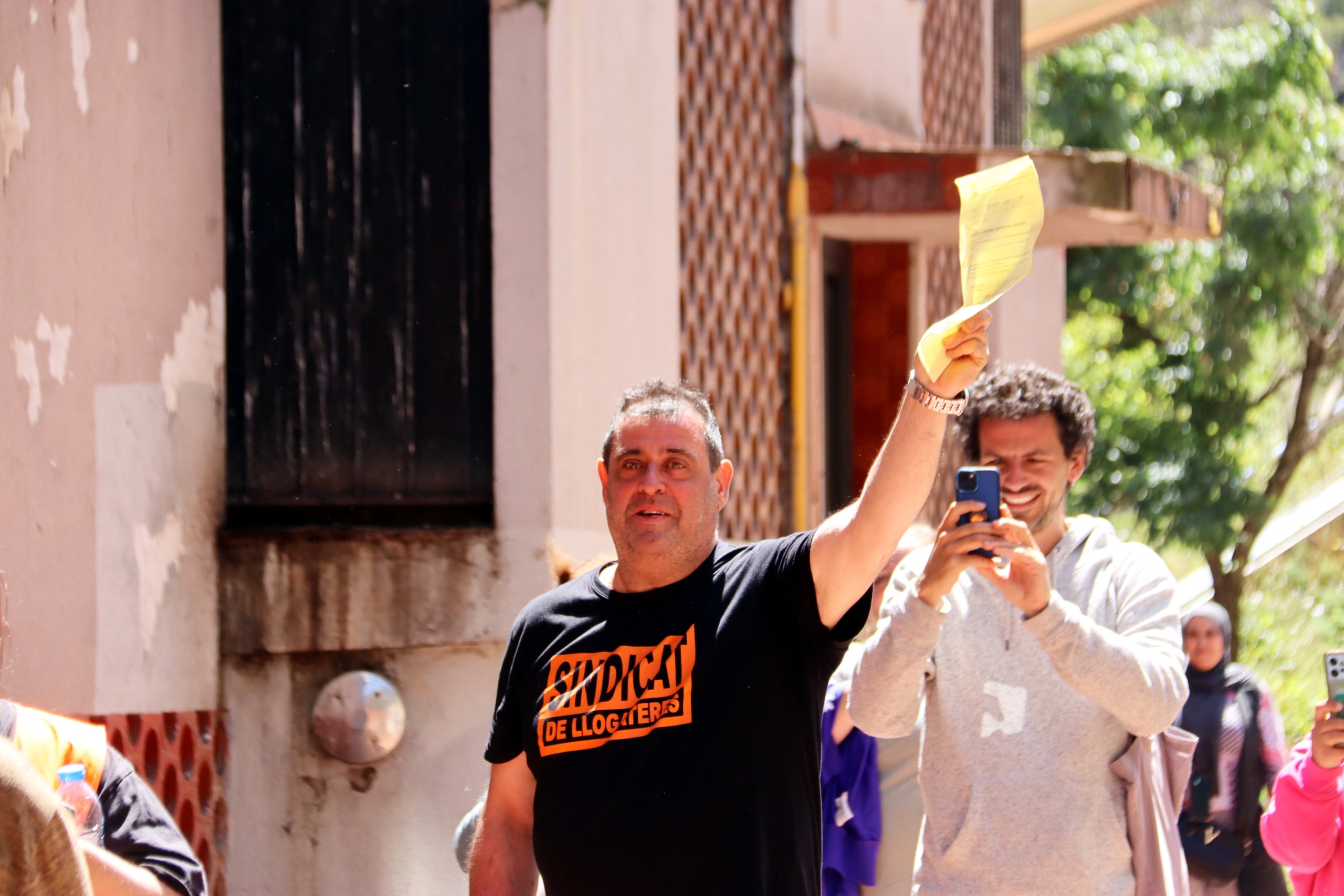 En Juanjo Hernández, veí de Ciutat Meridiana, després de conèixer la suspensió del seu intent de desnonament / Natzaret Romero (ACN)